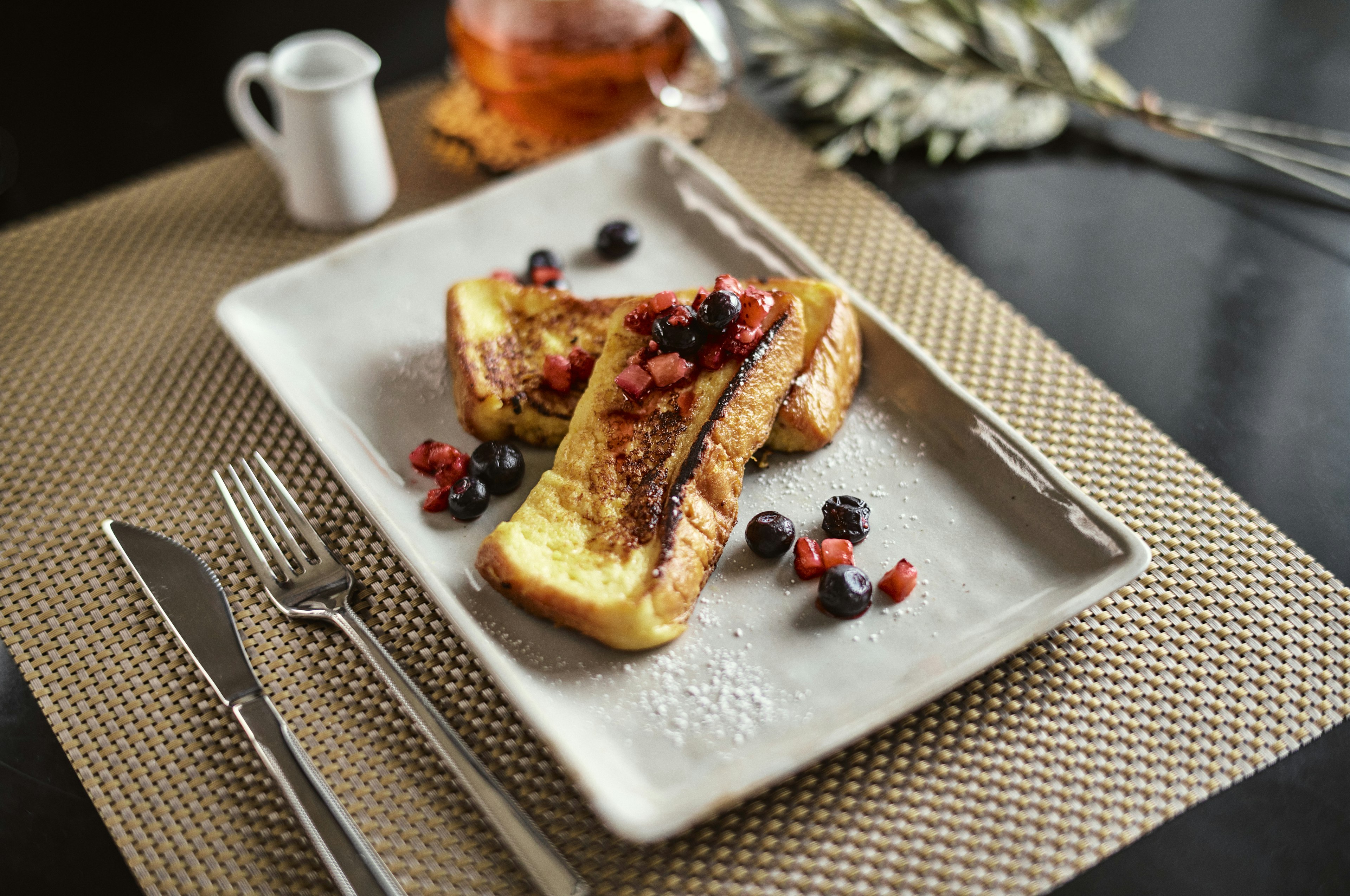 Pain perdu garni de baies et de sirop sur une assiette