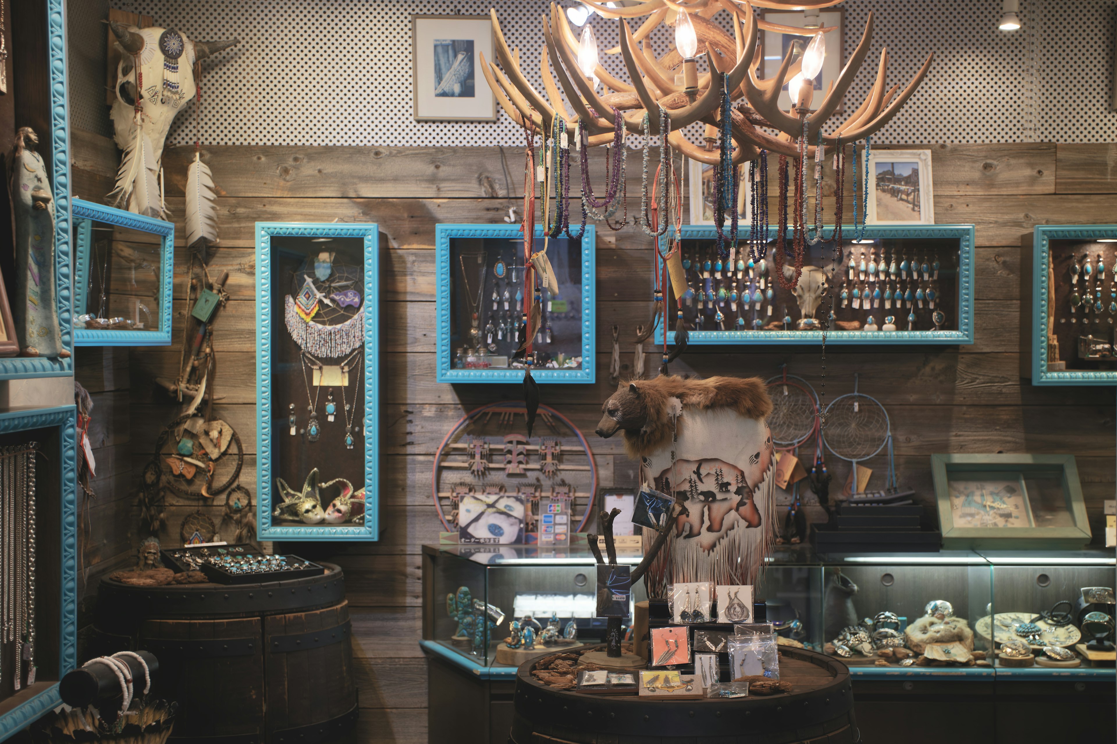 Interior con objetos decorativos y exhibiciones de antigüedades en una tienda