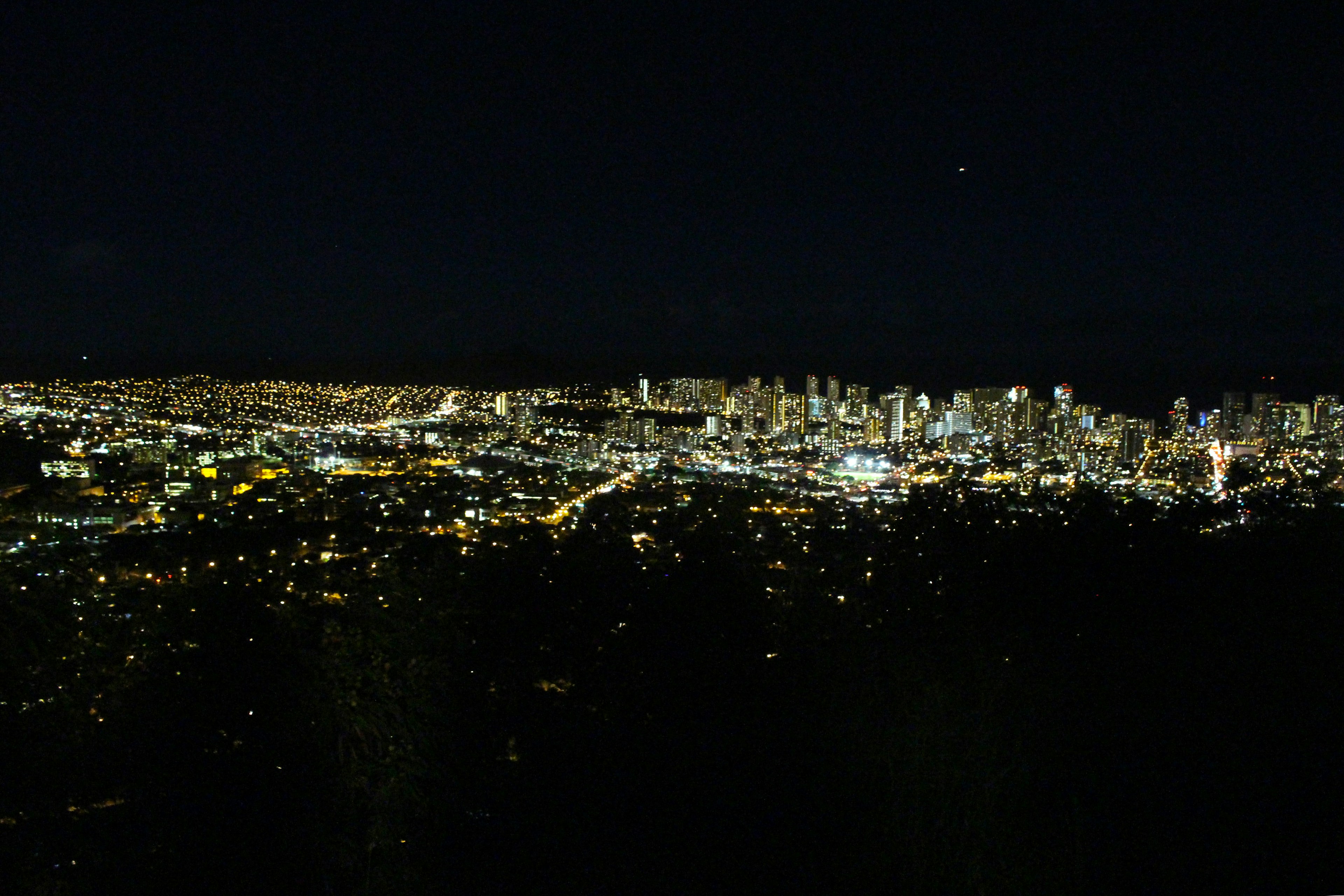 Vista panoramica di una città di notte con luci brillanti di edifici e strade