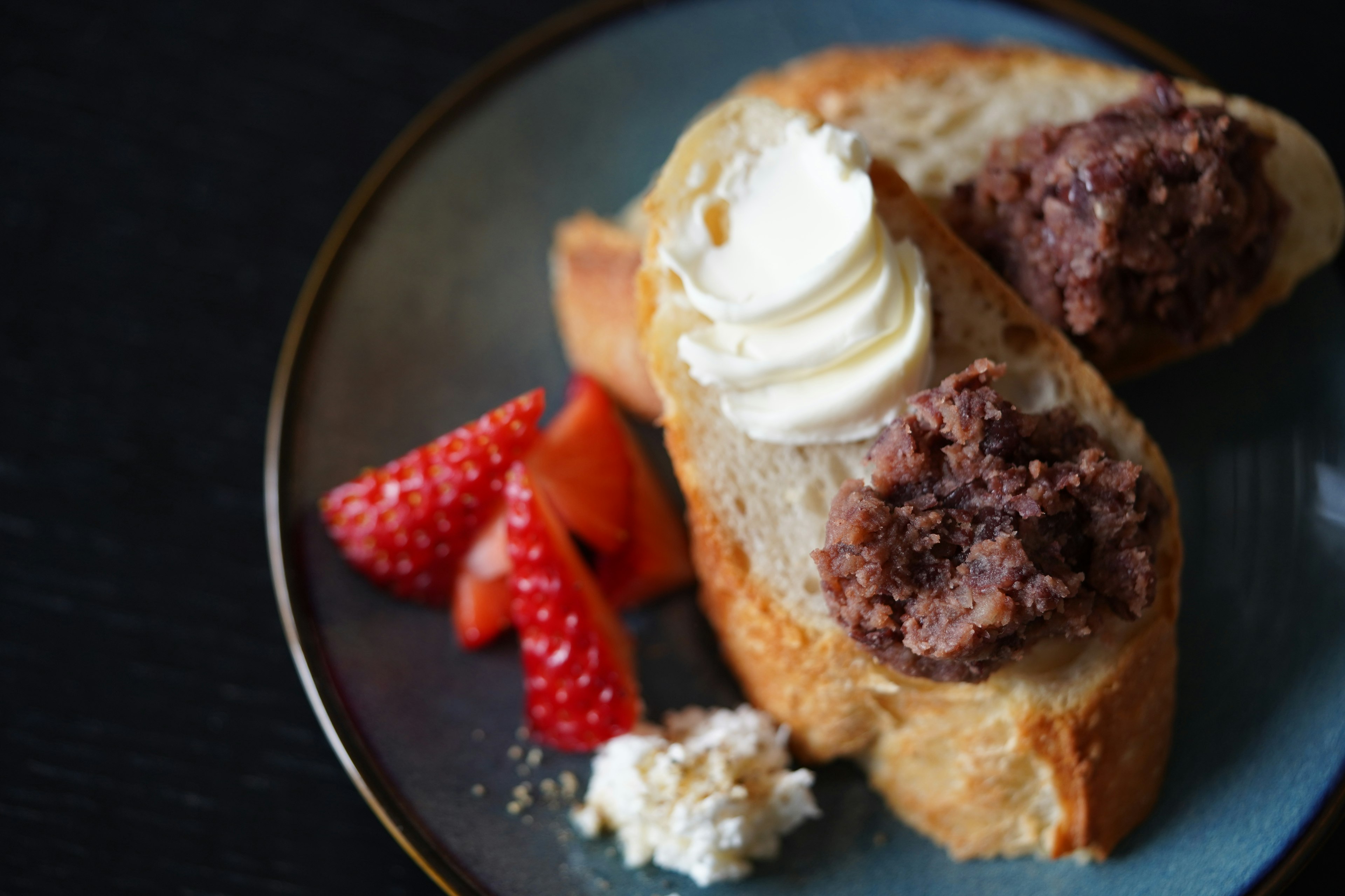 Plato de postre con tostada cubierta de pasta de frijol rojo y crema