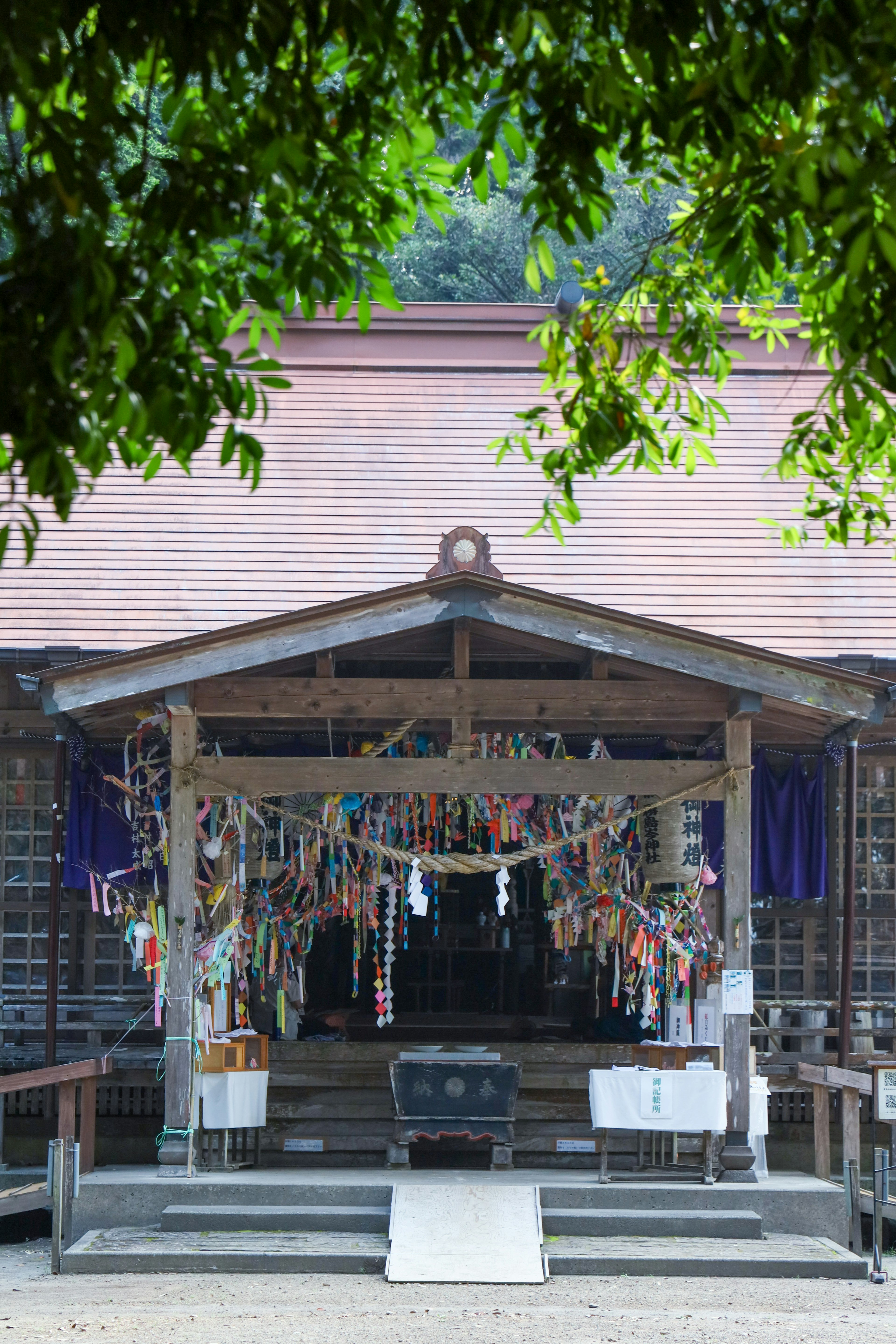 傳統神社建築和懸掛著彩色紙條的景象