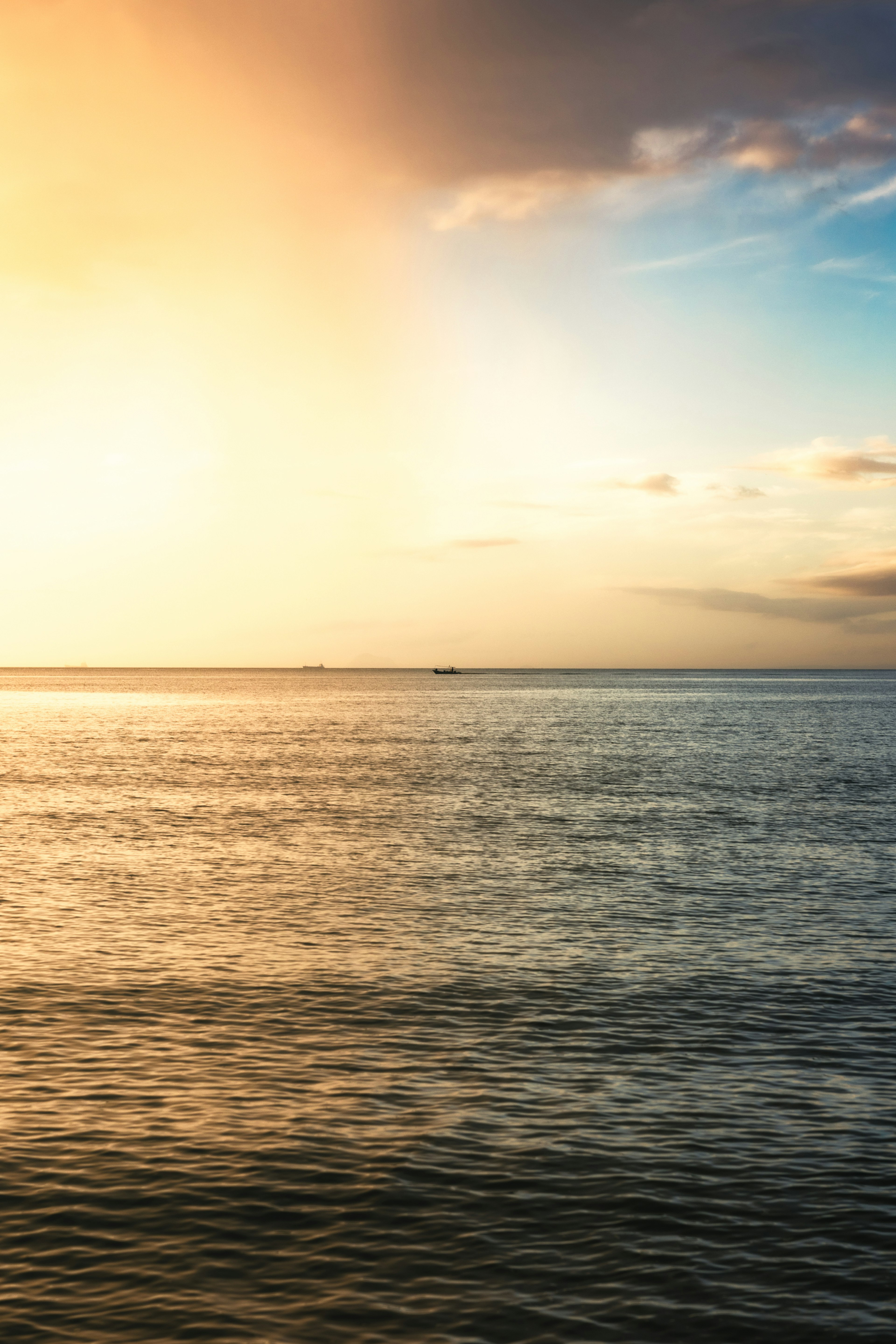 海と夕日の美しい風景