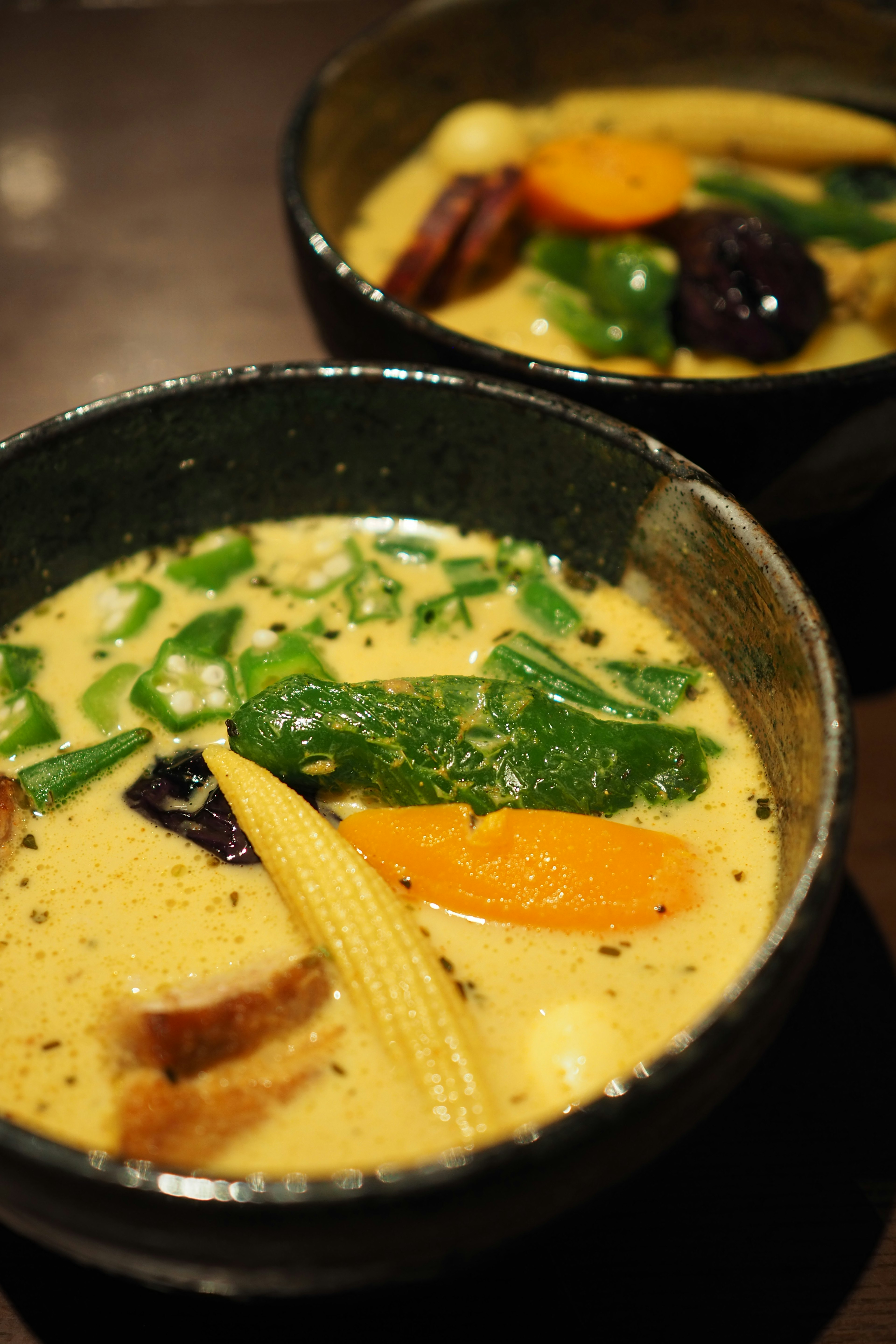 Sopa de curry cremosa con verduras coloridas en cuencos