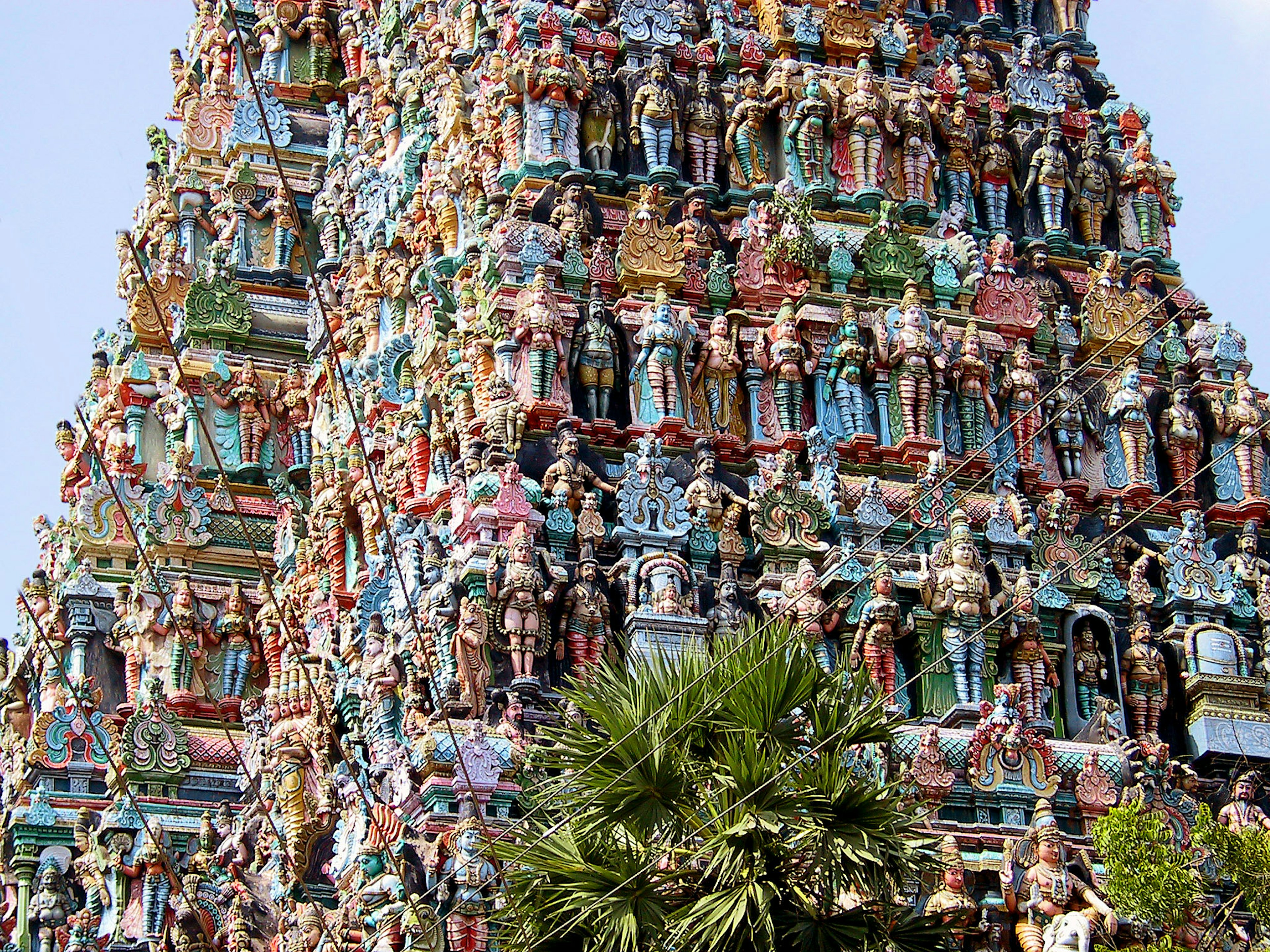 Vista detallada de una torre de templo del sur de la India decorada con esculturas coloridas