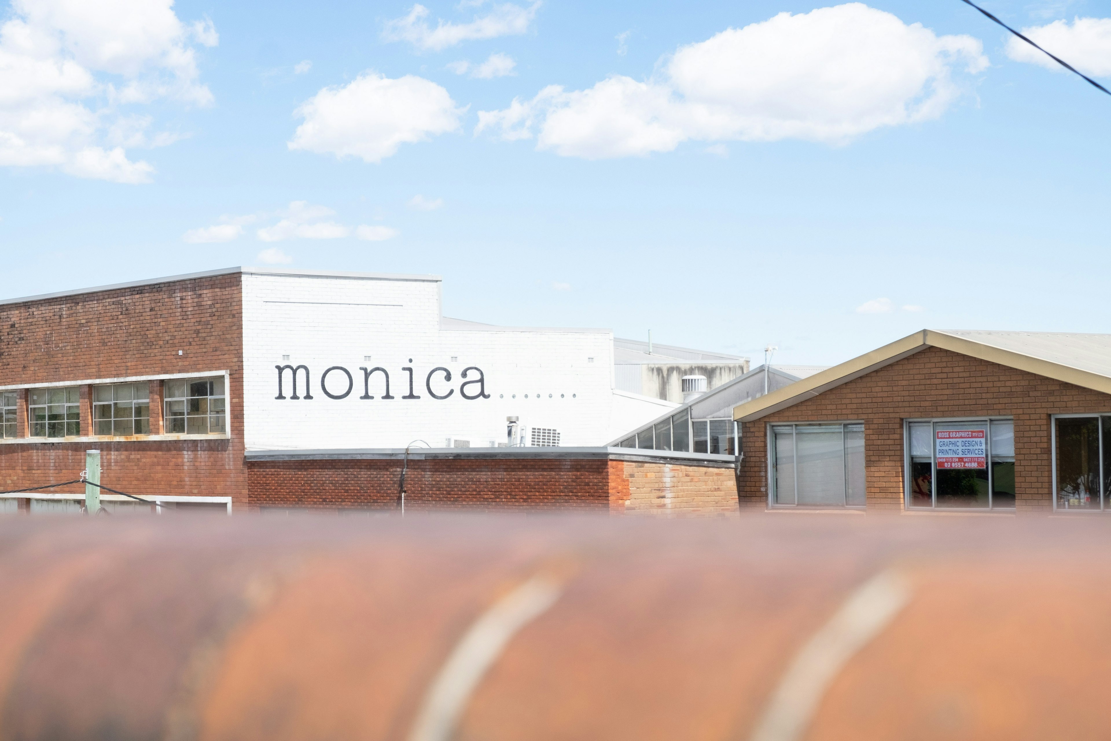 Vista esterna di un edificio con il nome Monica e cielo blu