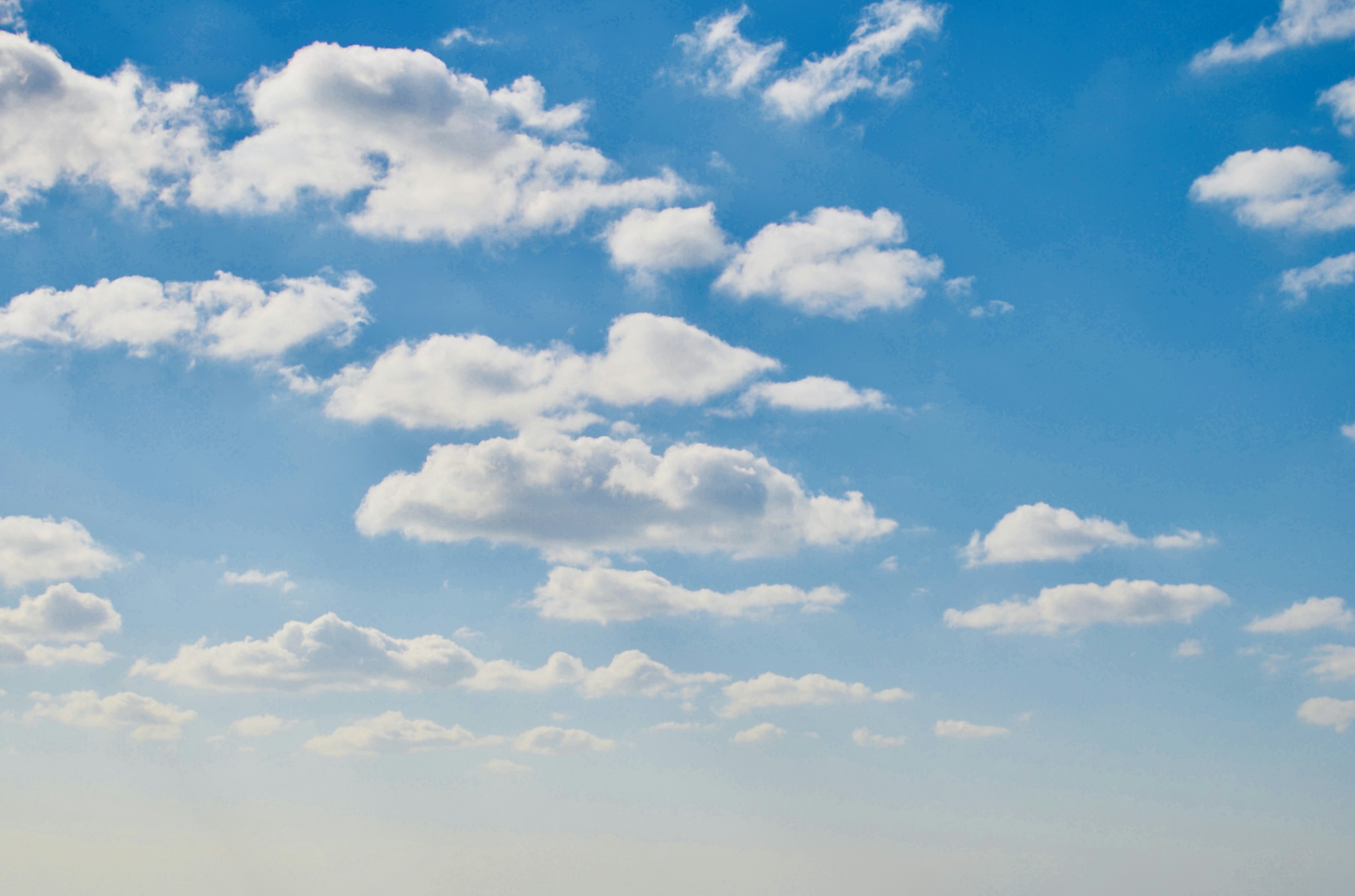 Pemandangan awan putih di langit biru