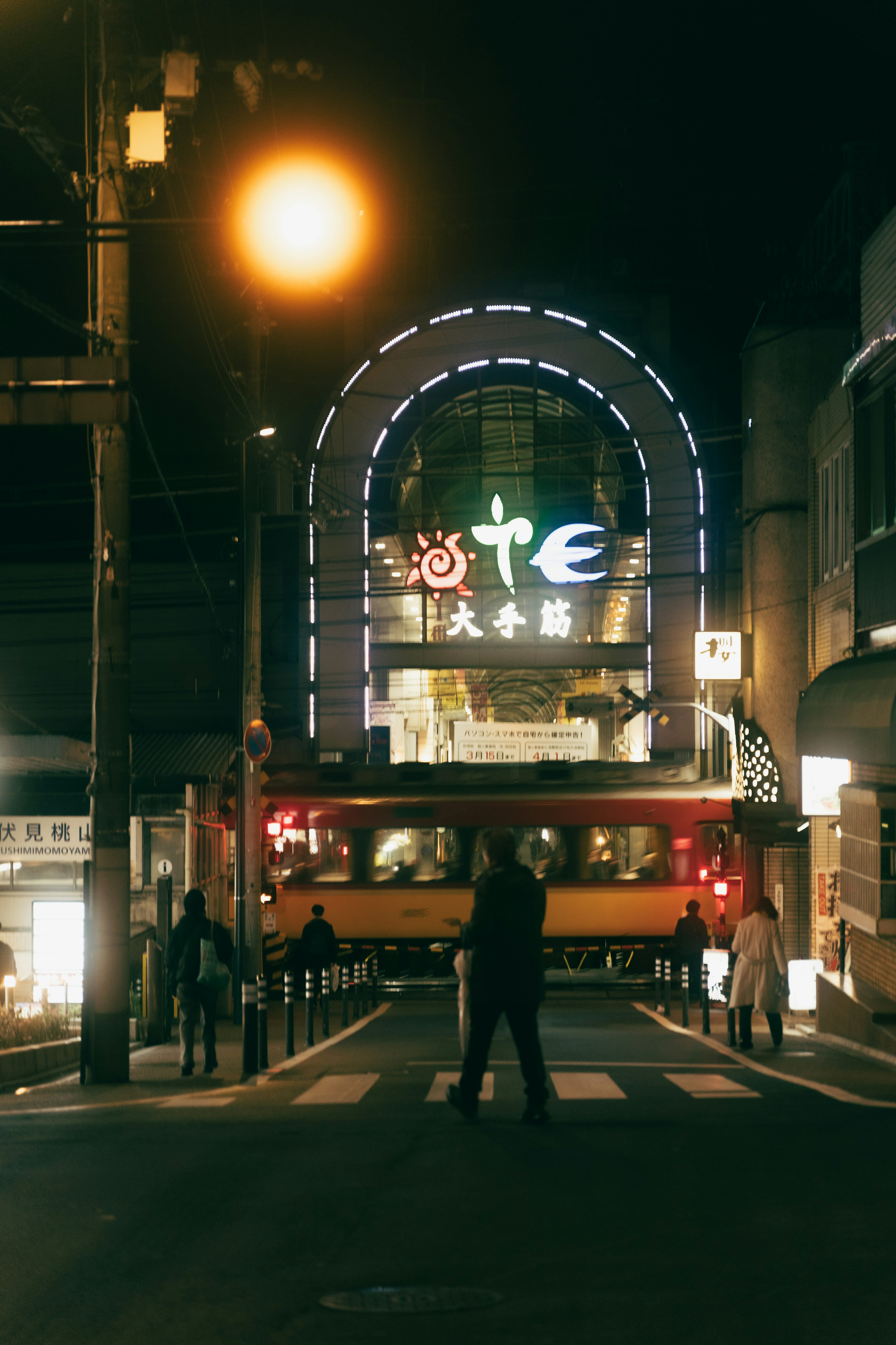 夜の街にある明るい看板と人々の姿