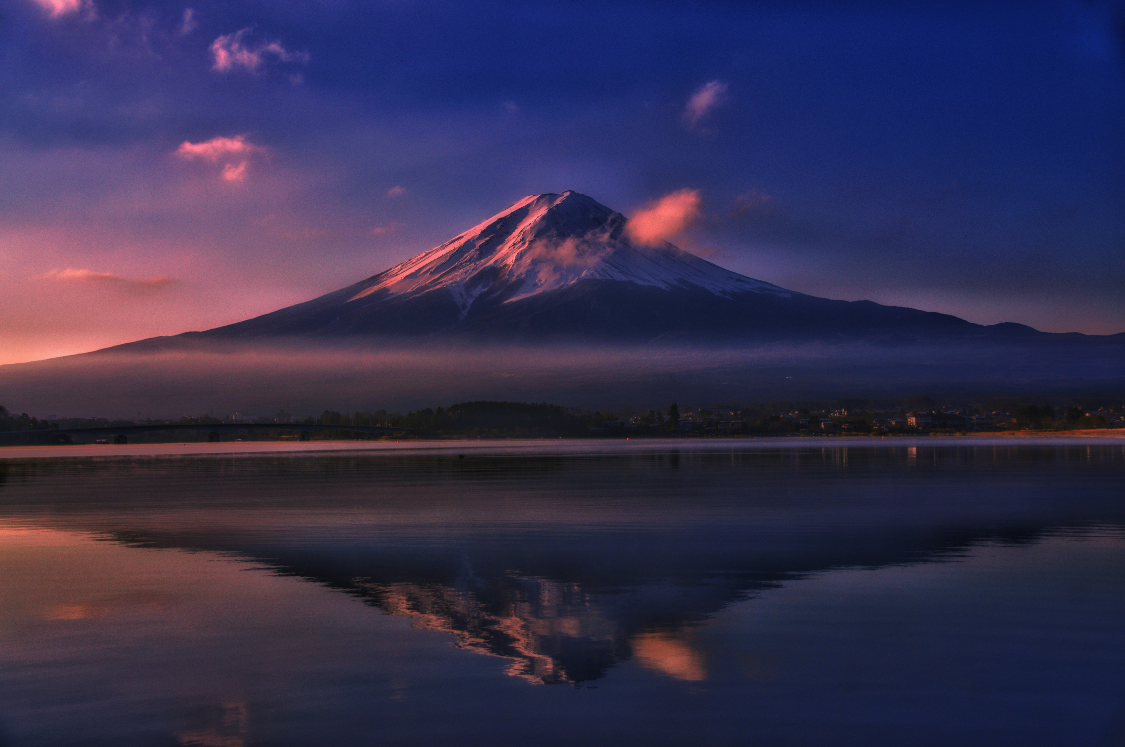 美しい富士山が夕焼けに染まる景色とその反映