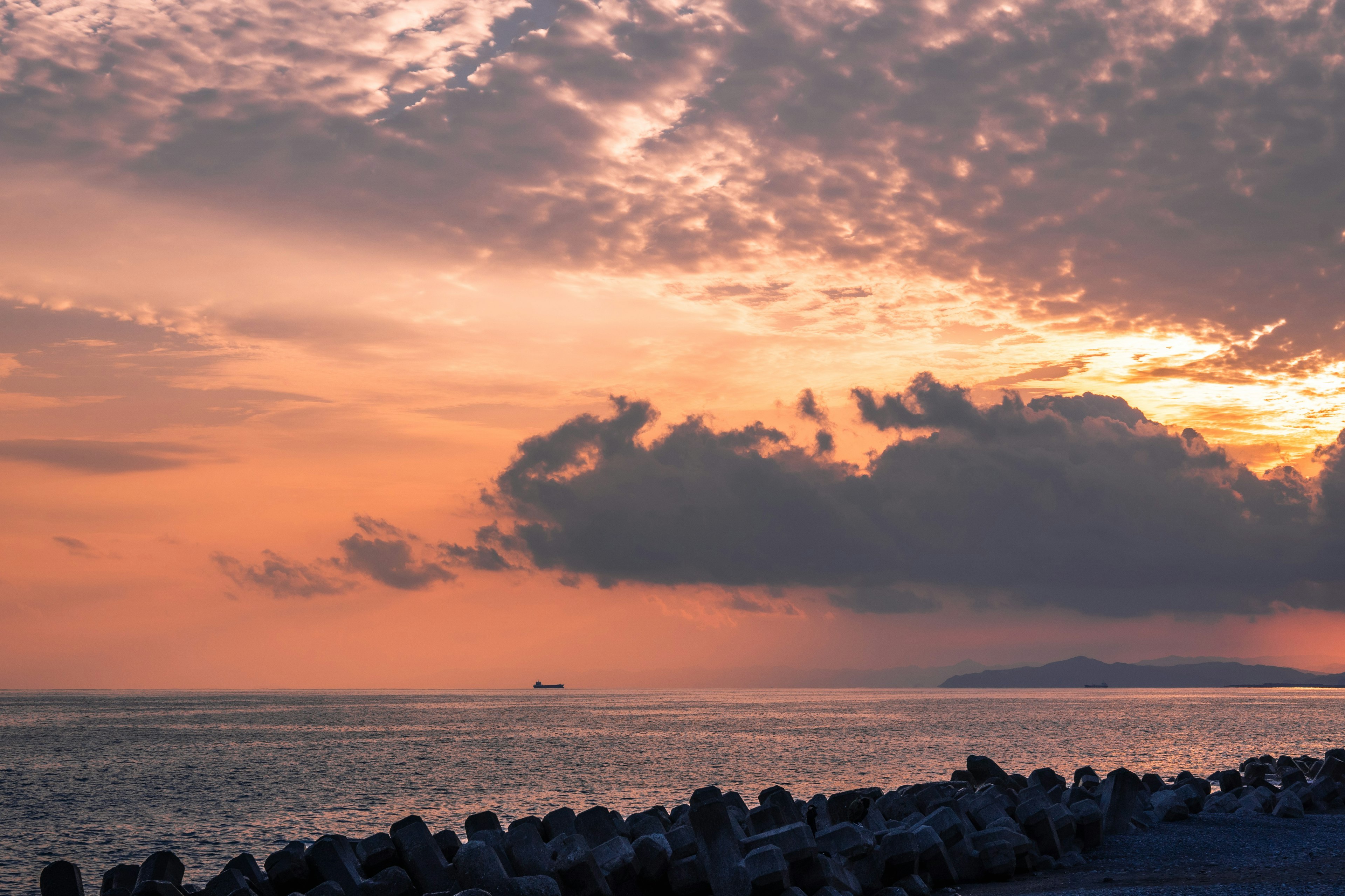 夕焼けの海岸線と雲の美しい風景