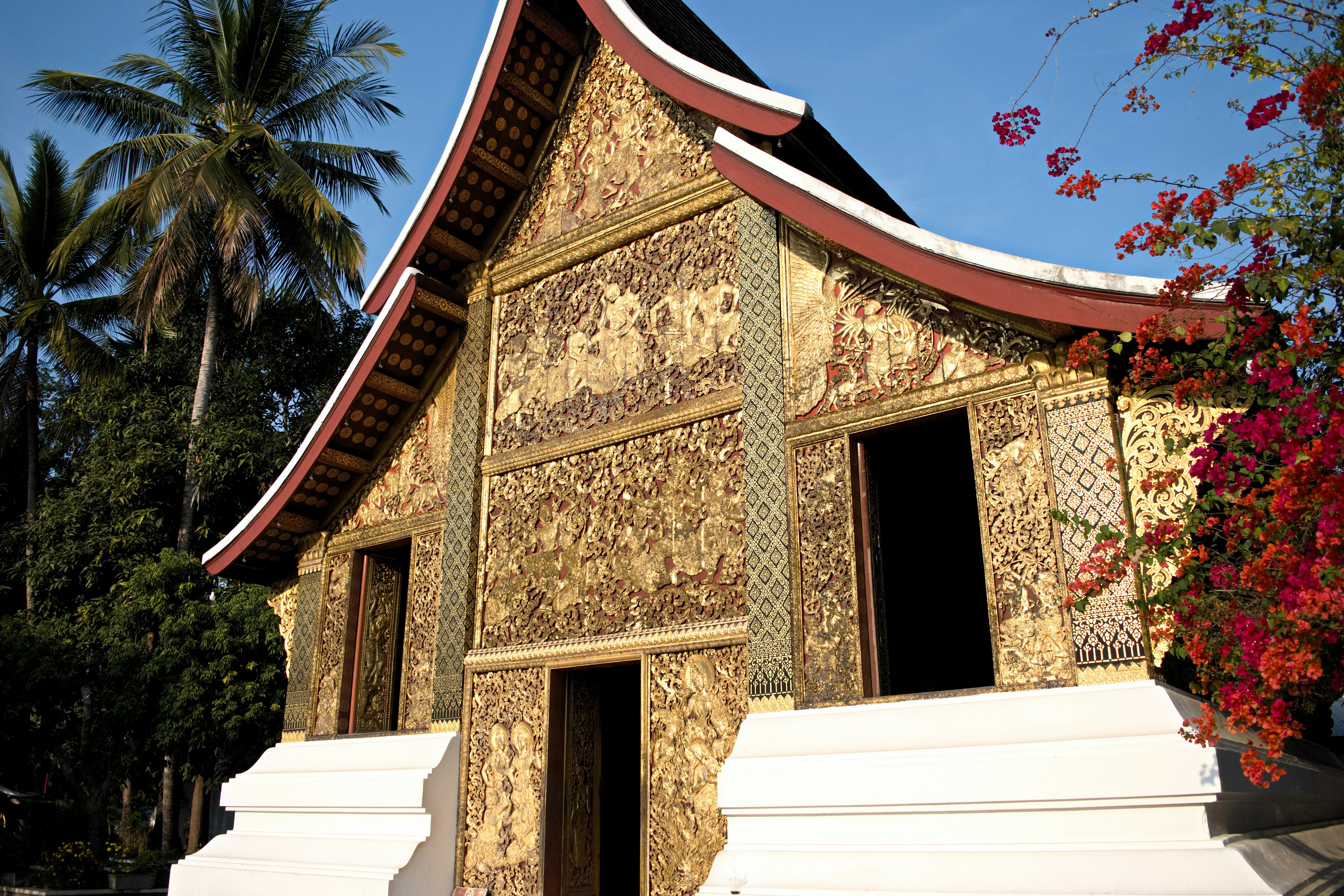 Esterno di un tempio thailandese tradizionale con decorazioni intricate