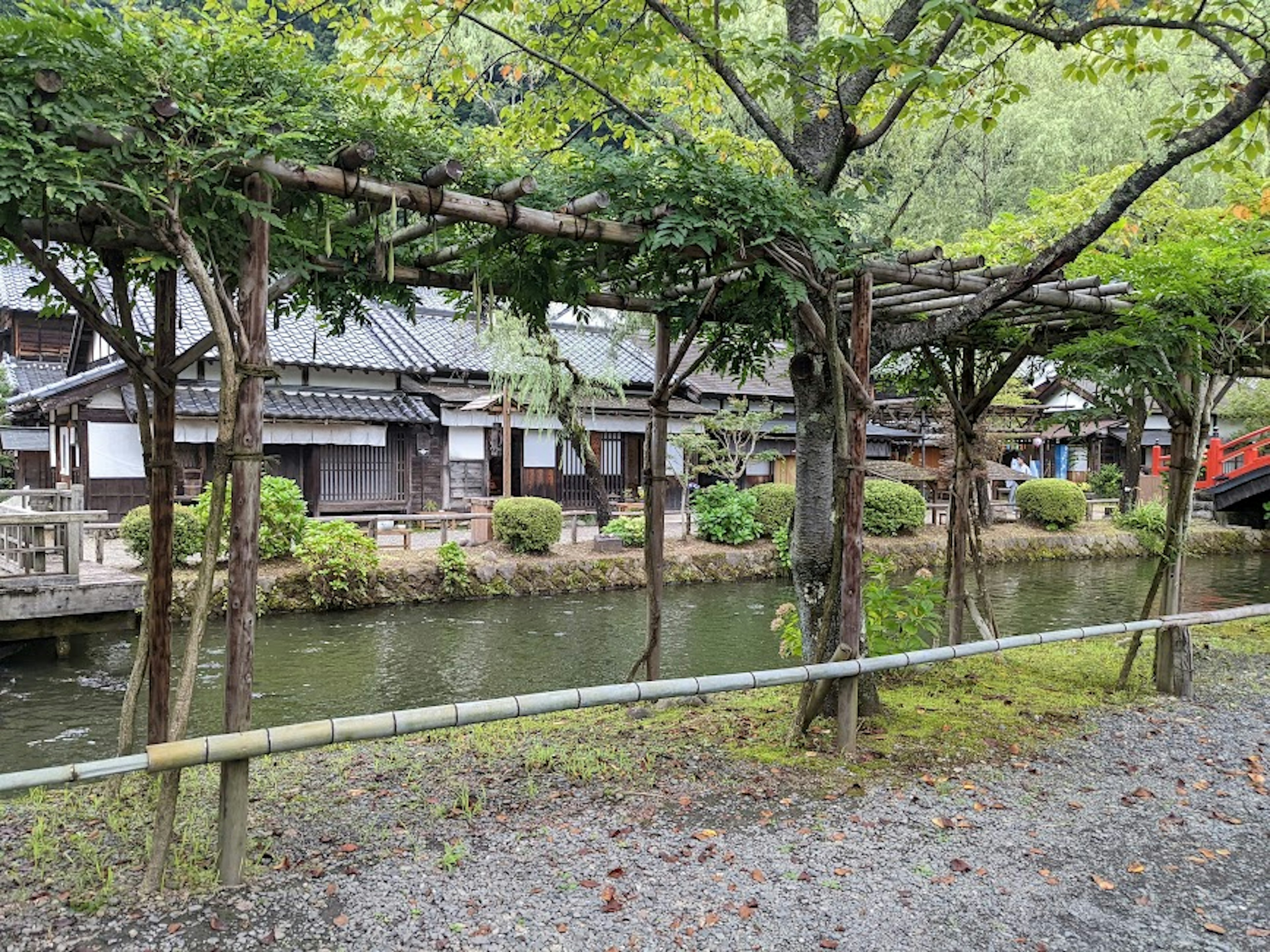 Edificios japoneses tradicionales a lo largo de un río sereno rodeado de vegetación