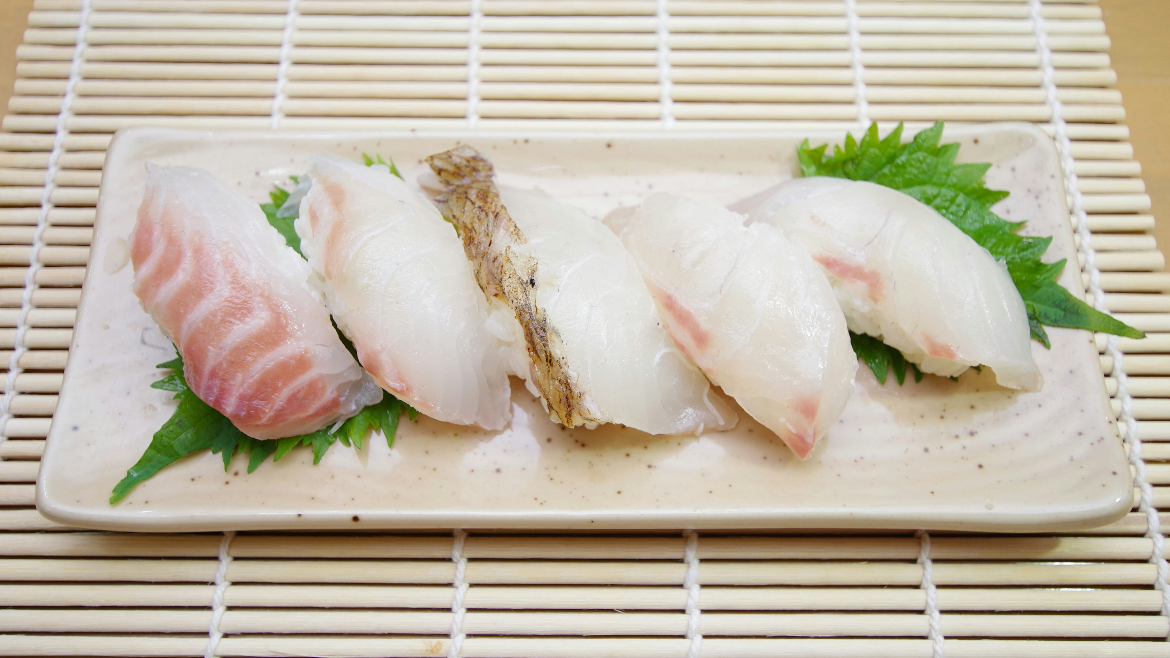 Ein lebendiger Sushi-Teller mit verschiedenen Arten von Fisch-Nigiri