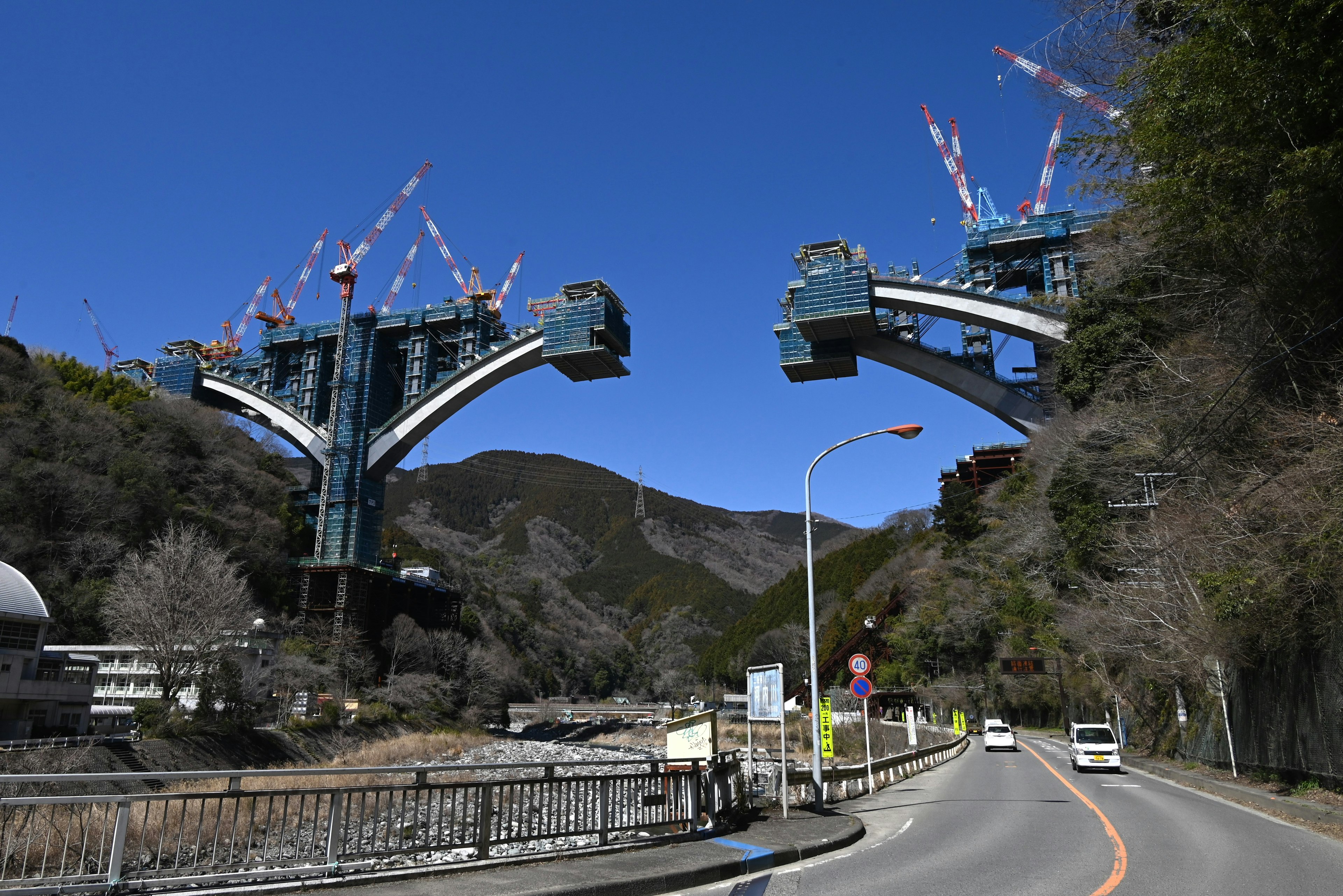 Massive strutture del ponte in costruzione in una zona montuosa