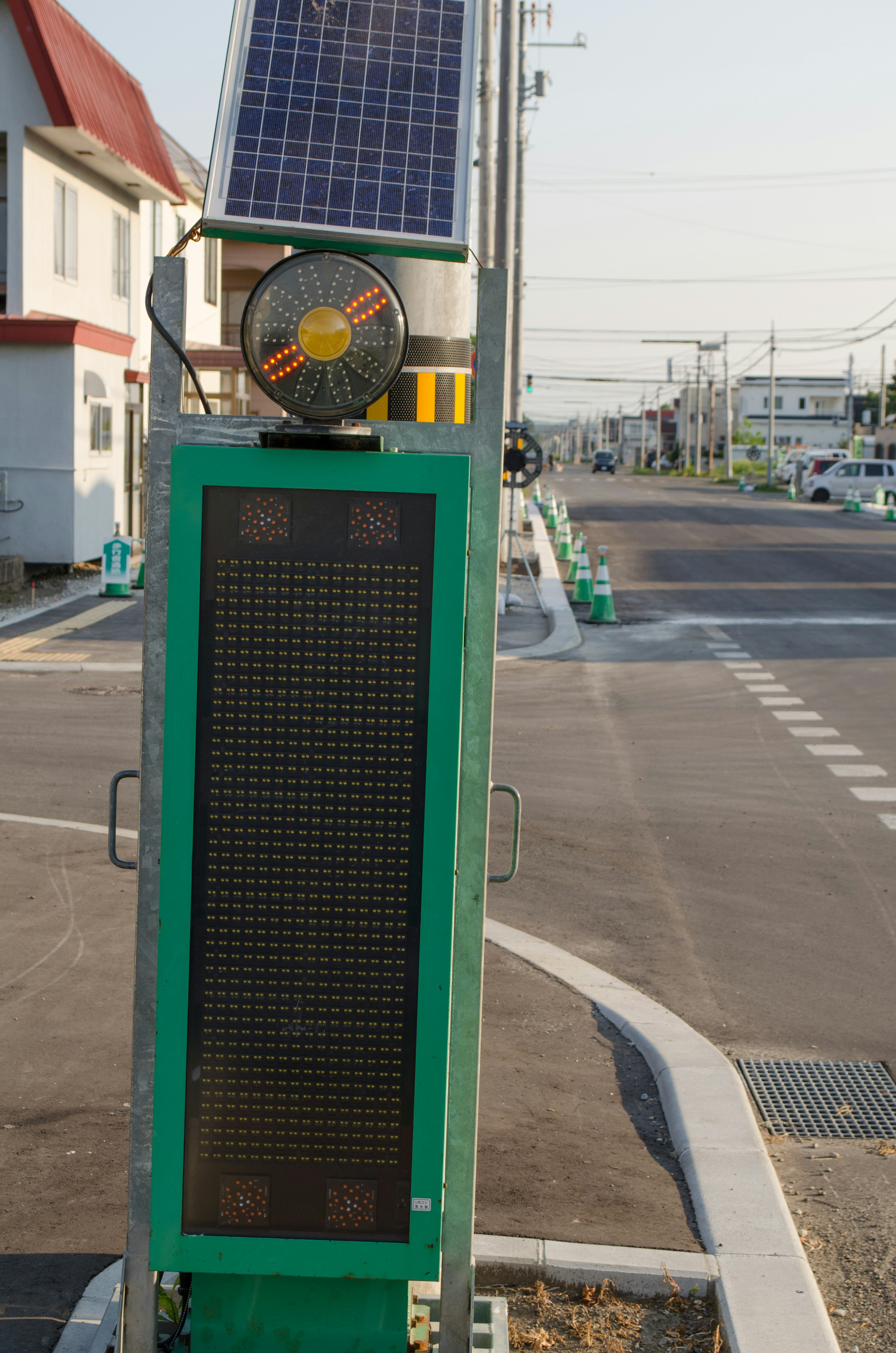 太陽光パネルとファンを備えた交通信号機の側面