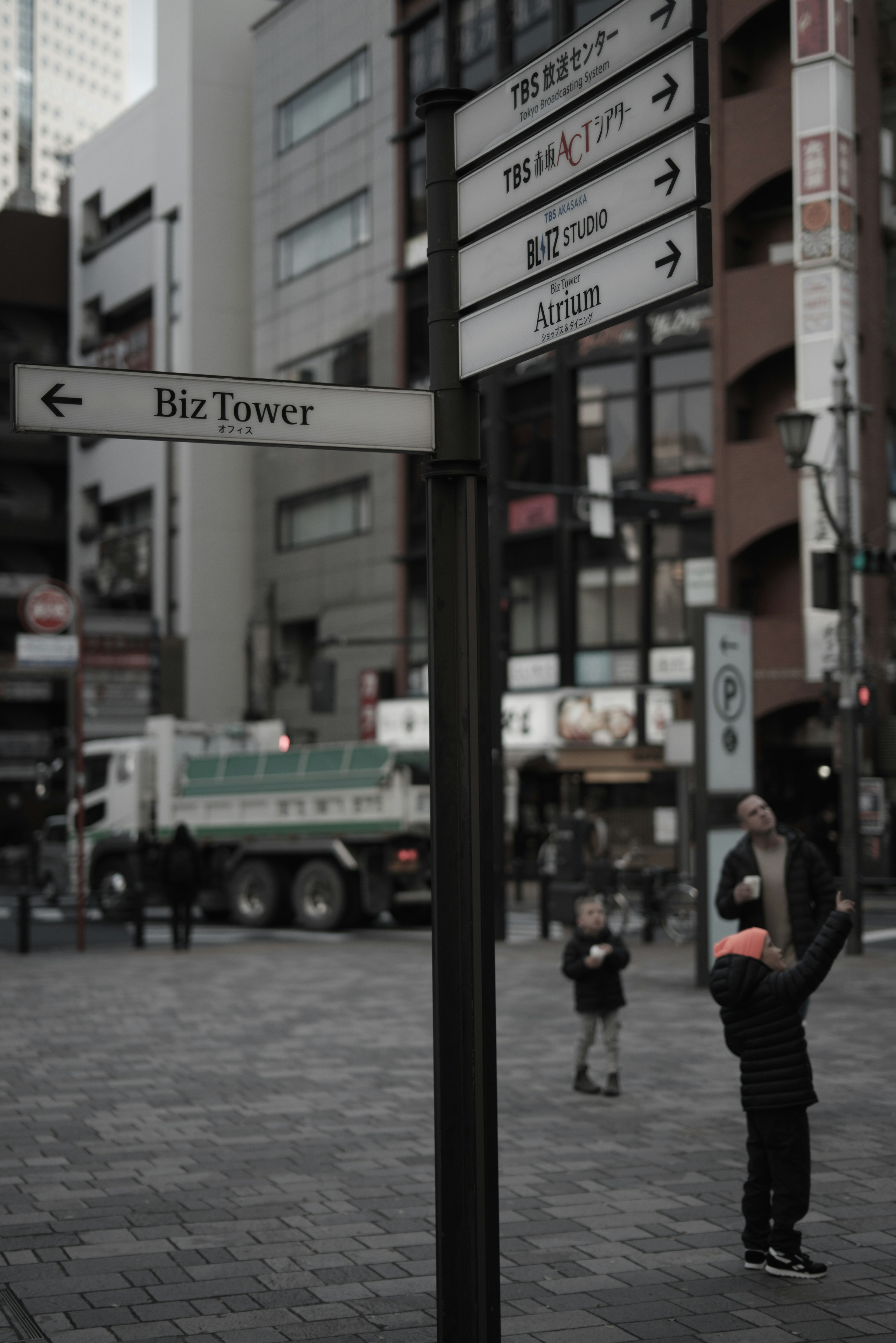 ビルの看板と人々がいる街角の風景