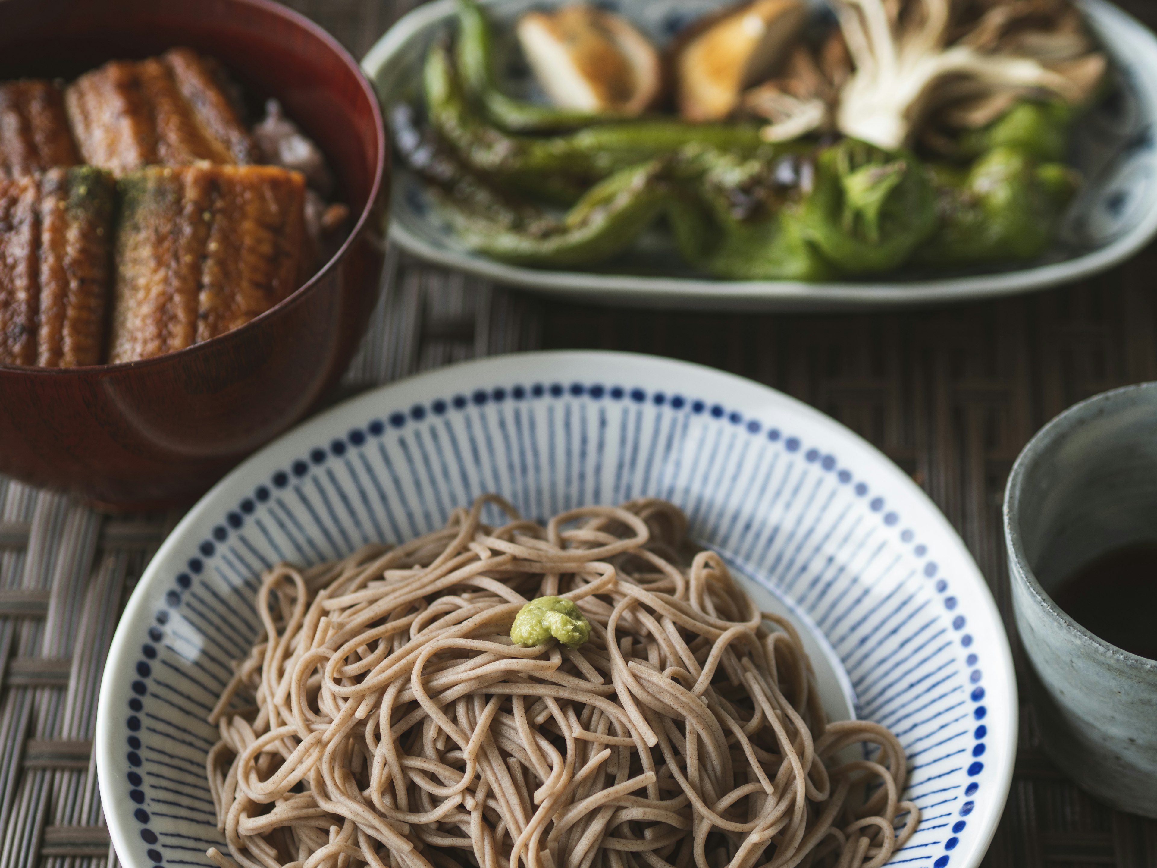 Repas japonais avec des nouilles soba et du poisson grillé