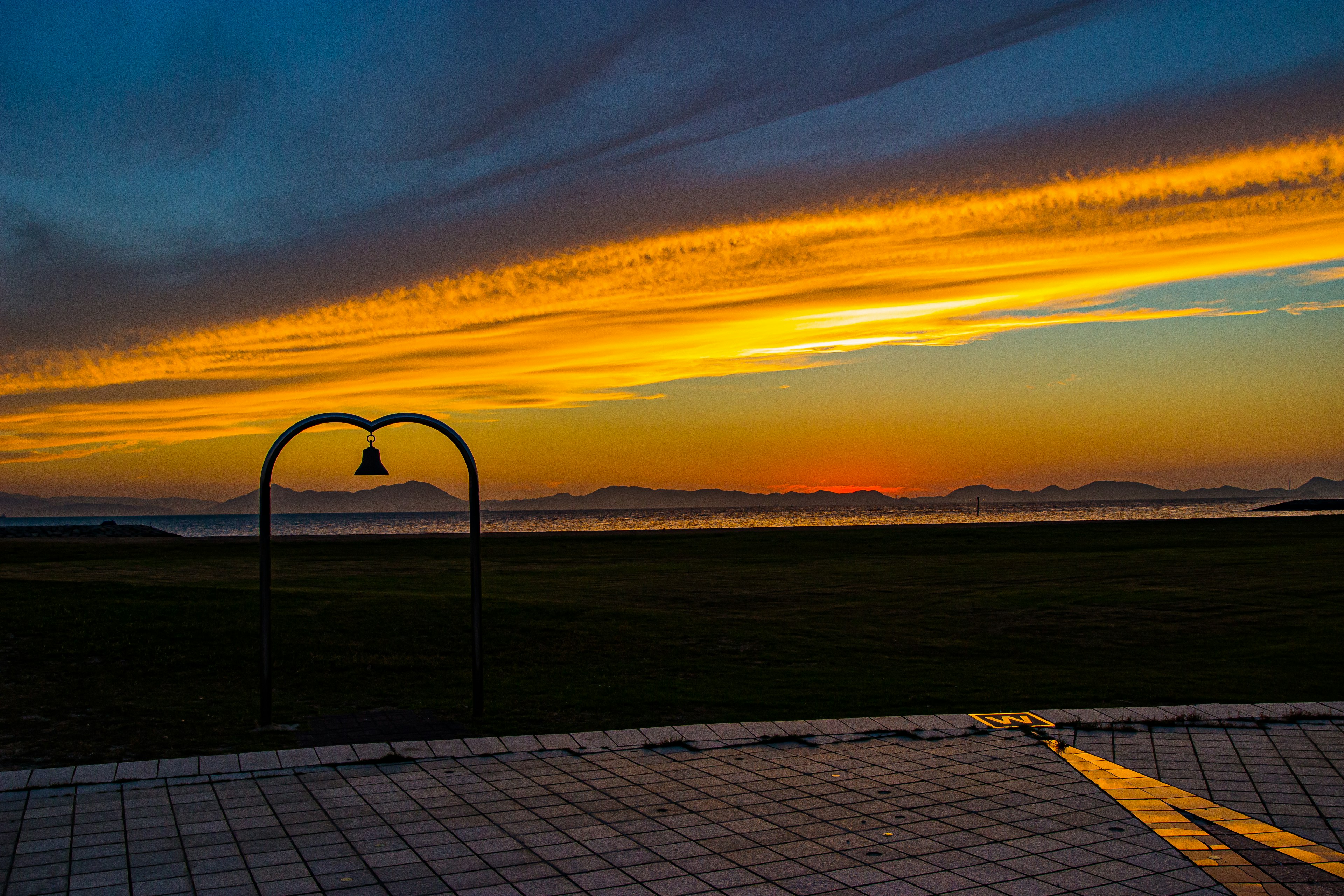 美しい夕焼けを背景にした鐘のアーチ