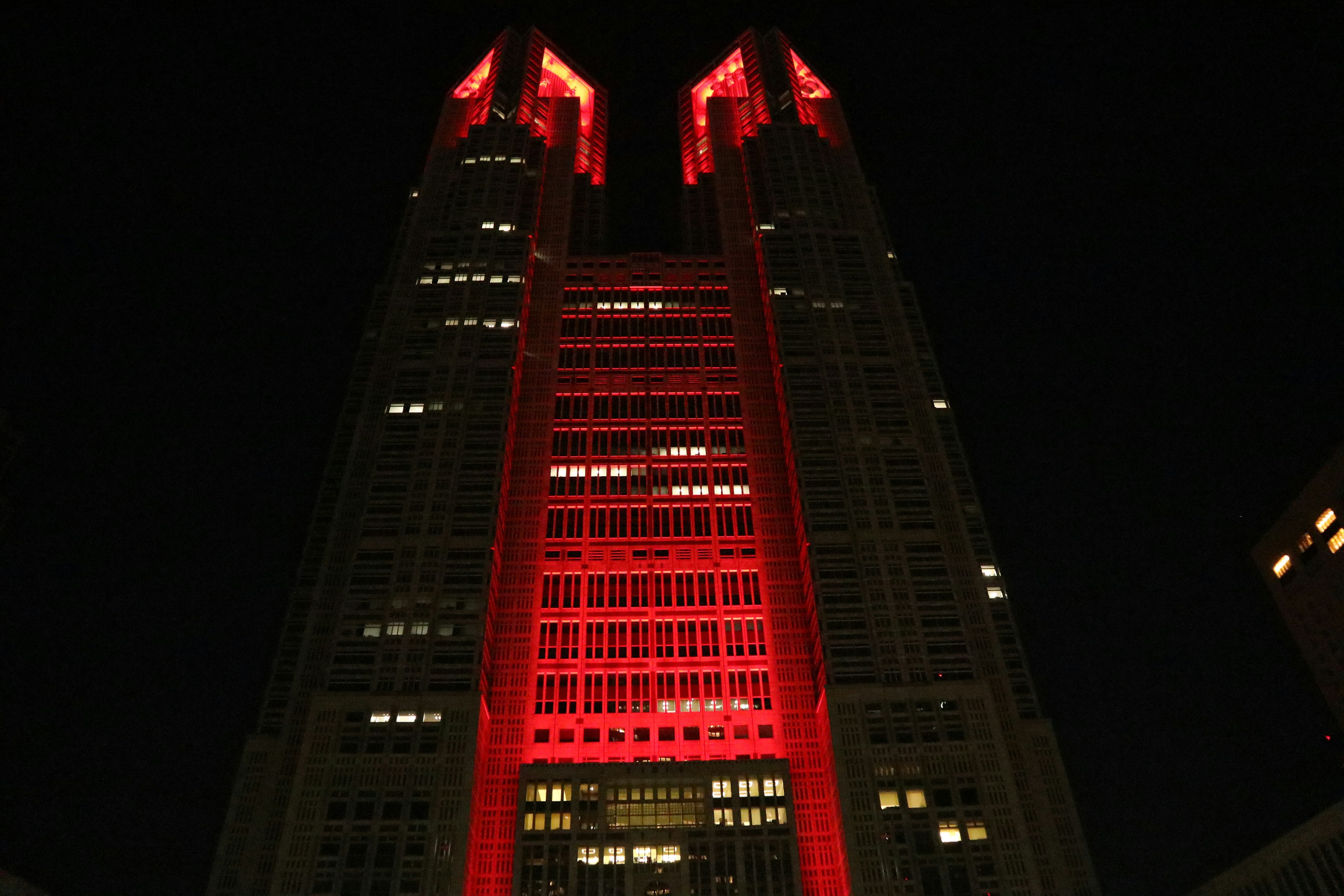 Edificio del governo metropolitano di Tokyo illuminato di rosso di notte