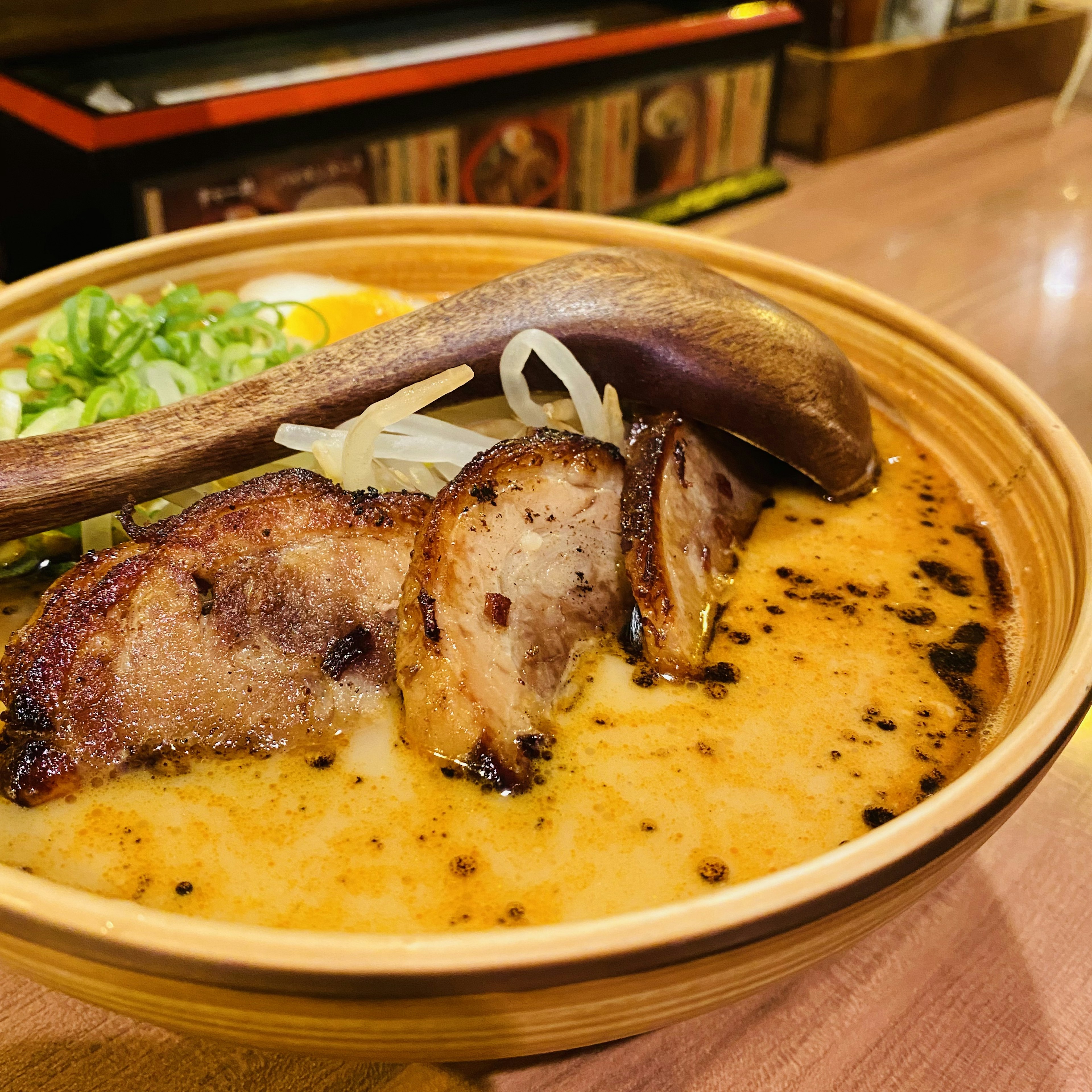 Schüssel mit leckerem Ramen, garniert mit gegrilltem Schweinefleisch und Frühlingszwiebeln