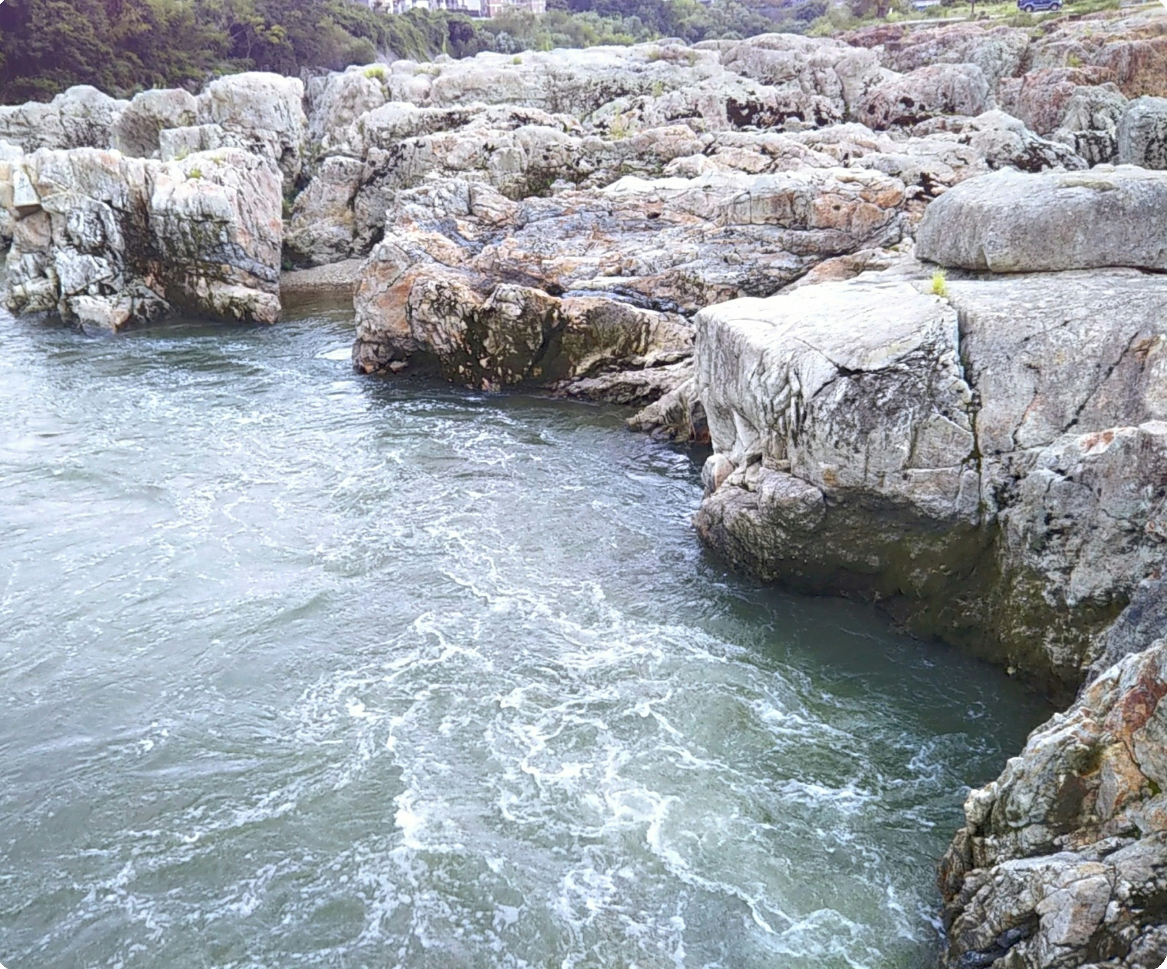 Felsige Küstenregion mit strudelndem Wasser