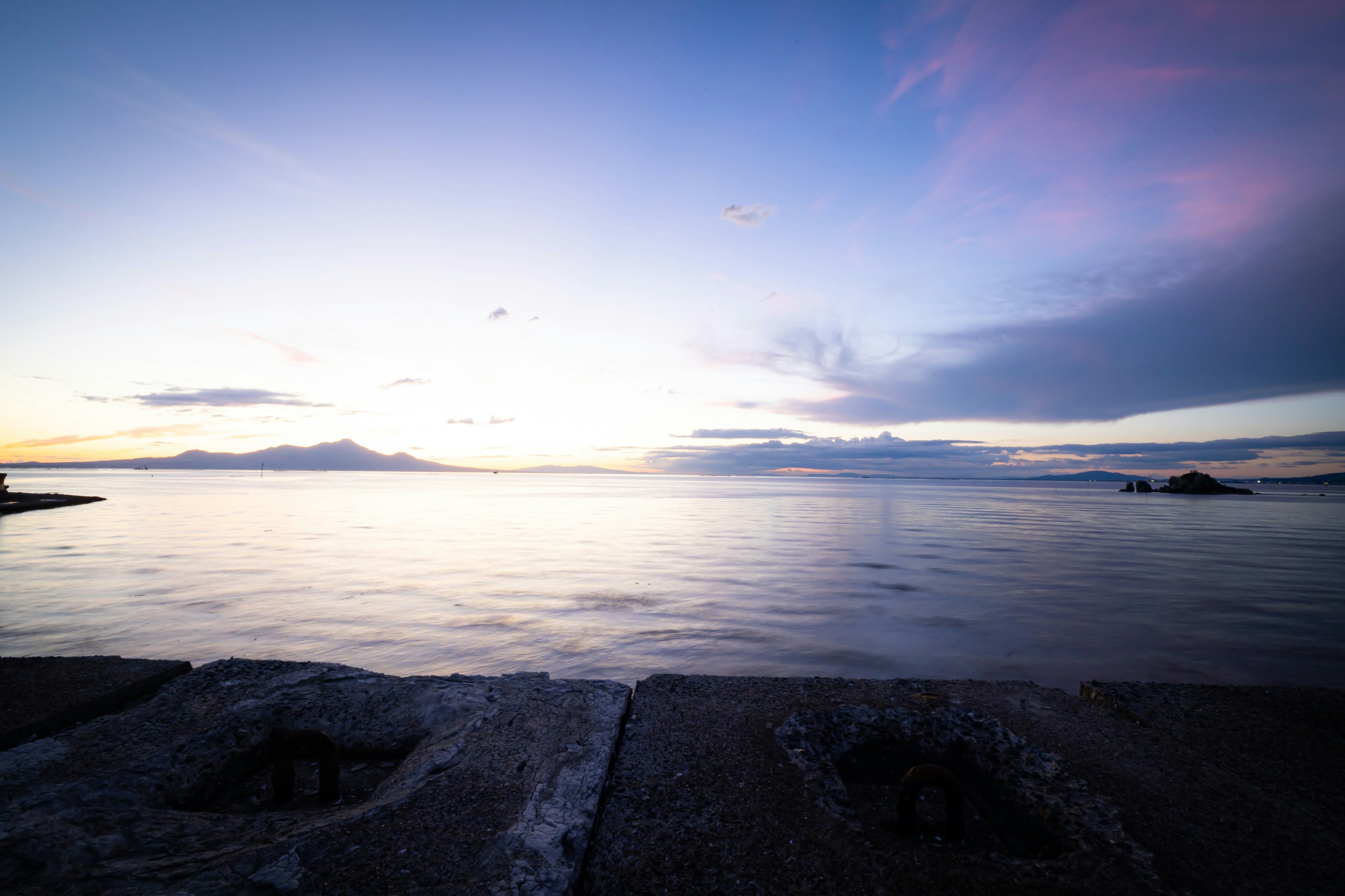 宁静的海景和日落天空