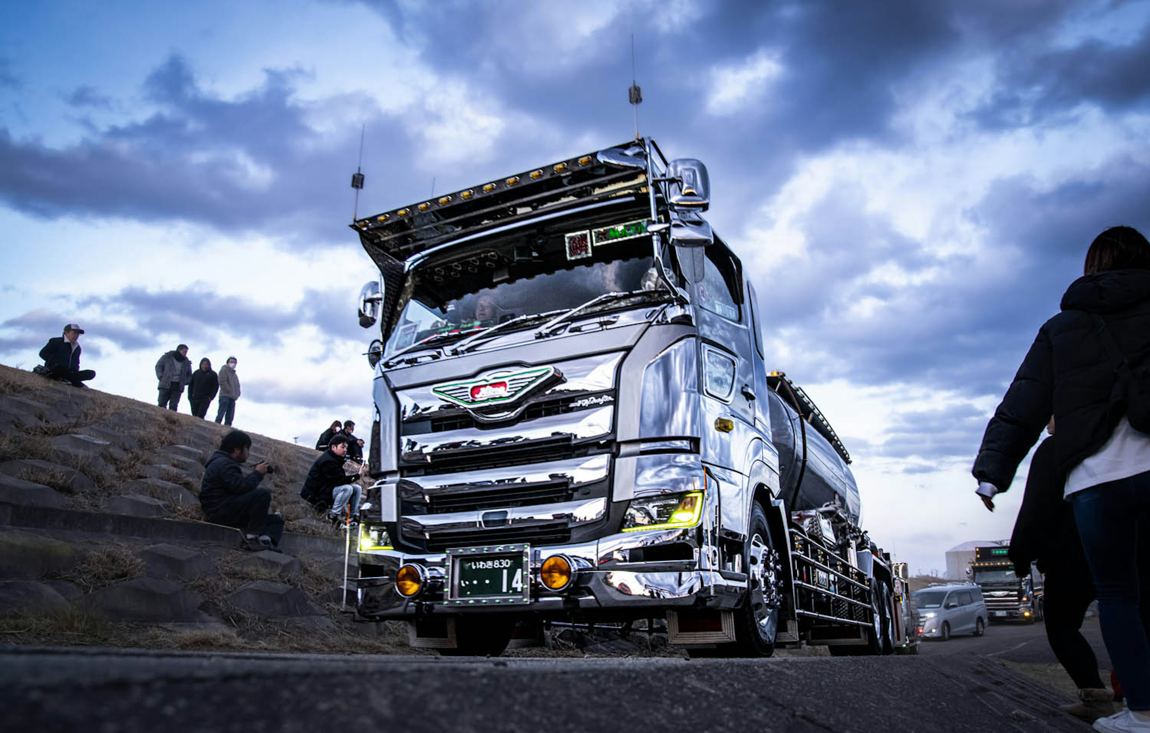 Camion lucido che guida sotto il cielo serale