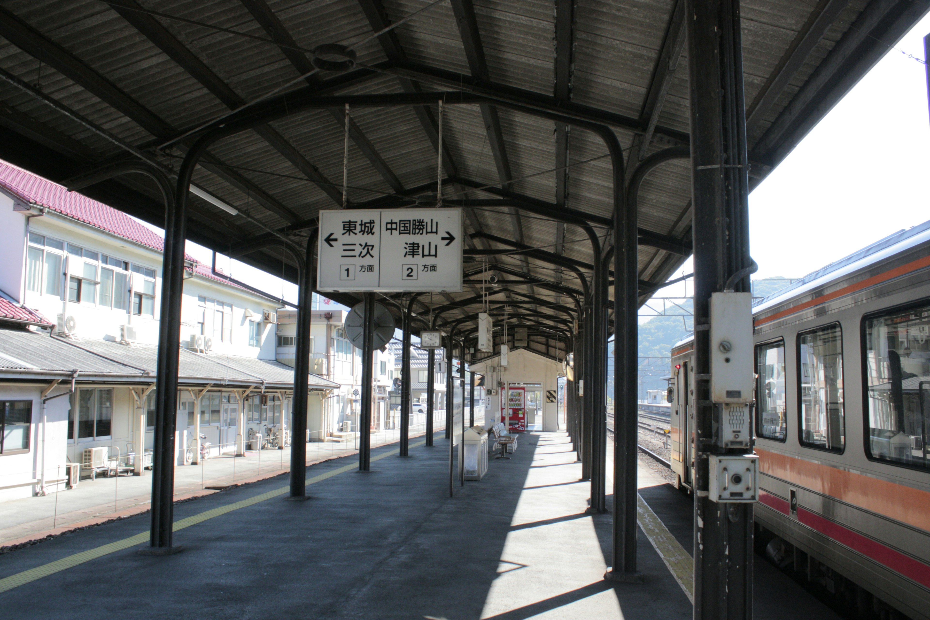 ภาพที่แสดงโครงสร้างของชานชาลาสถานีรถไฟและทิวทัศน์โดยรอบ