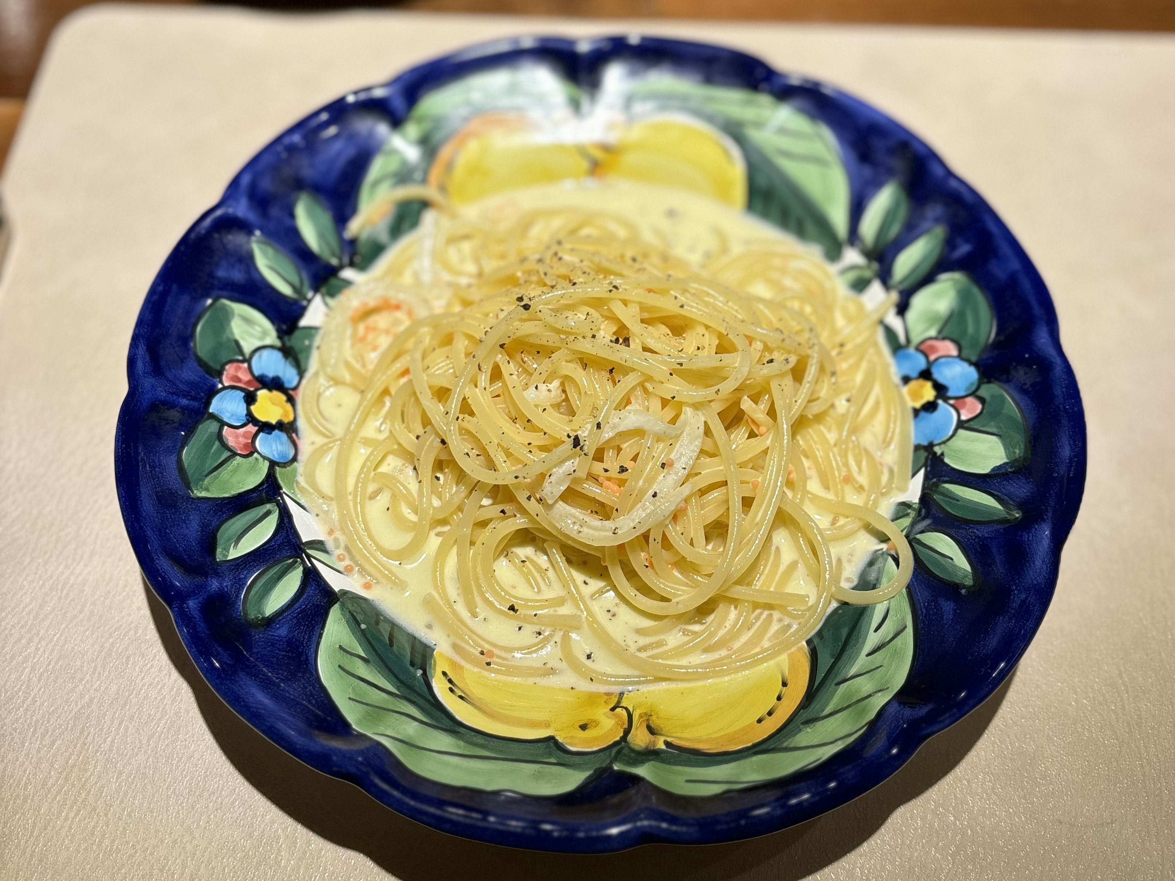 Spaghetti auf einem blauen dekorativen Teller serviert