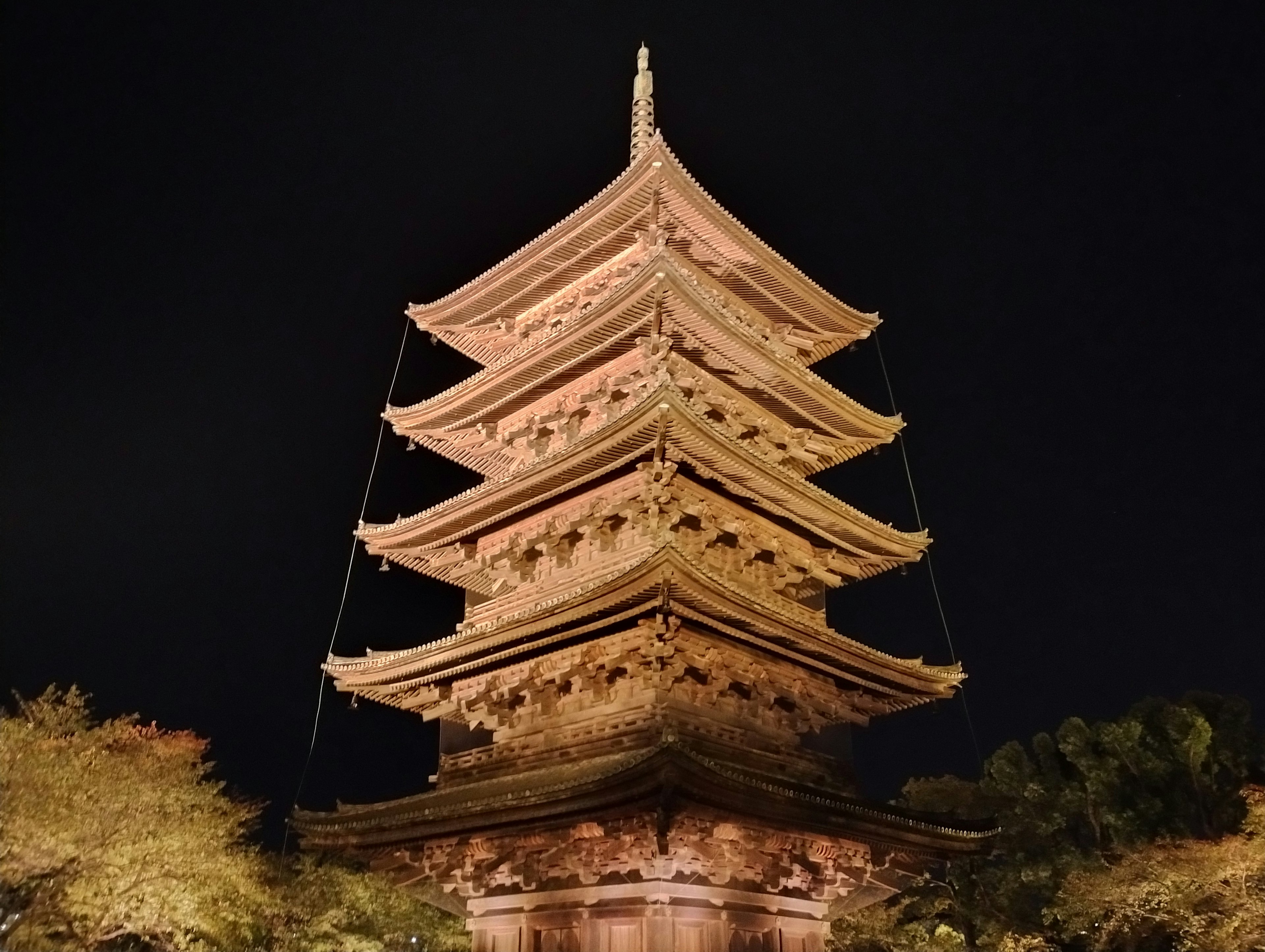 Hermosa vista de una pagoda de cinco pisos por la noche