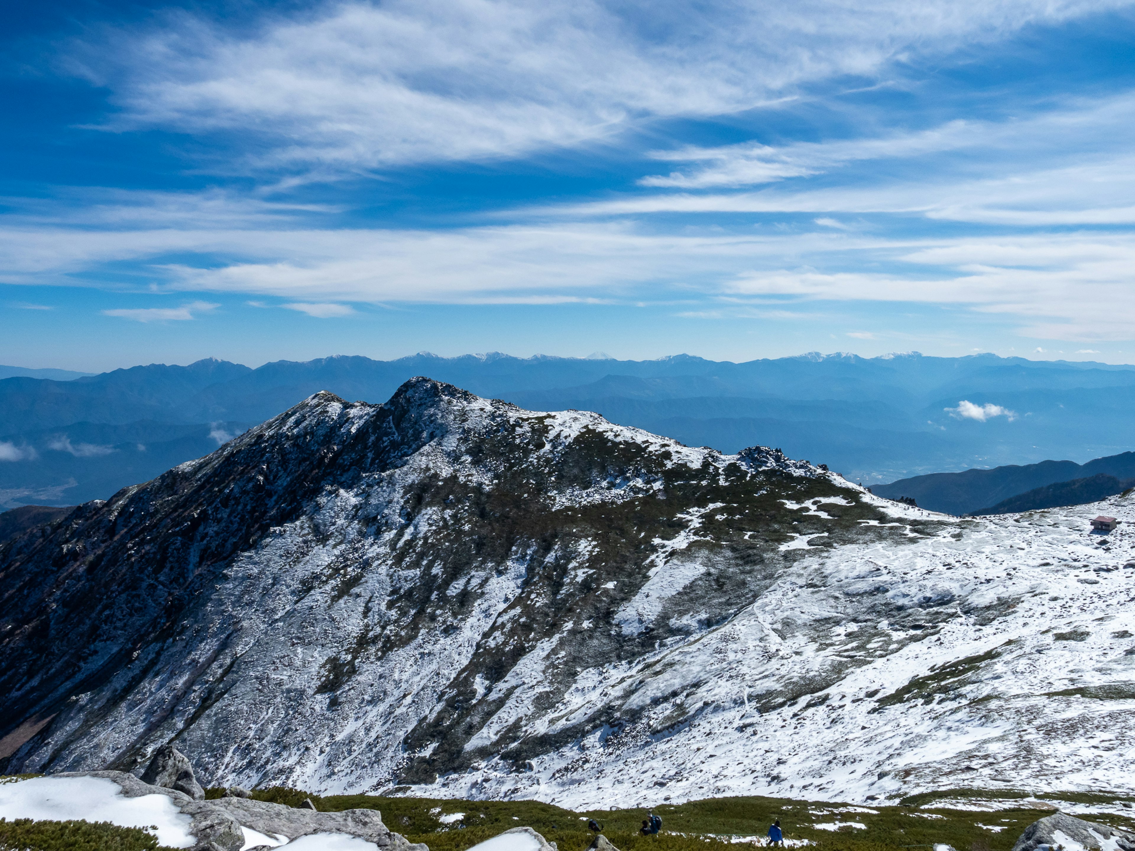 Paysage de montagne enneigé avec ciel bleu