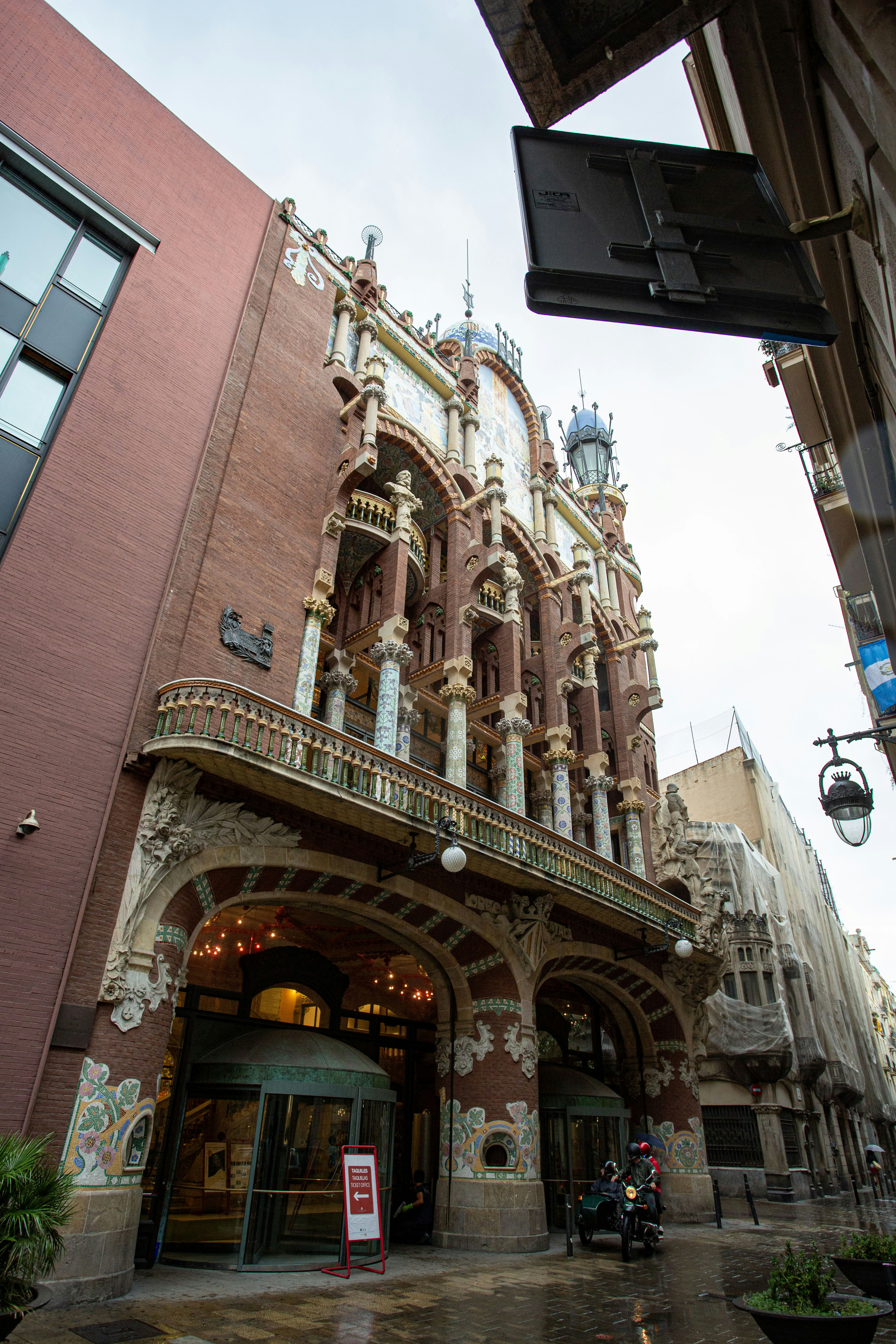 Hermosa fachada de estilo Art Nouveau con detalles decorativos en Barcelona