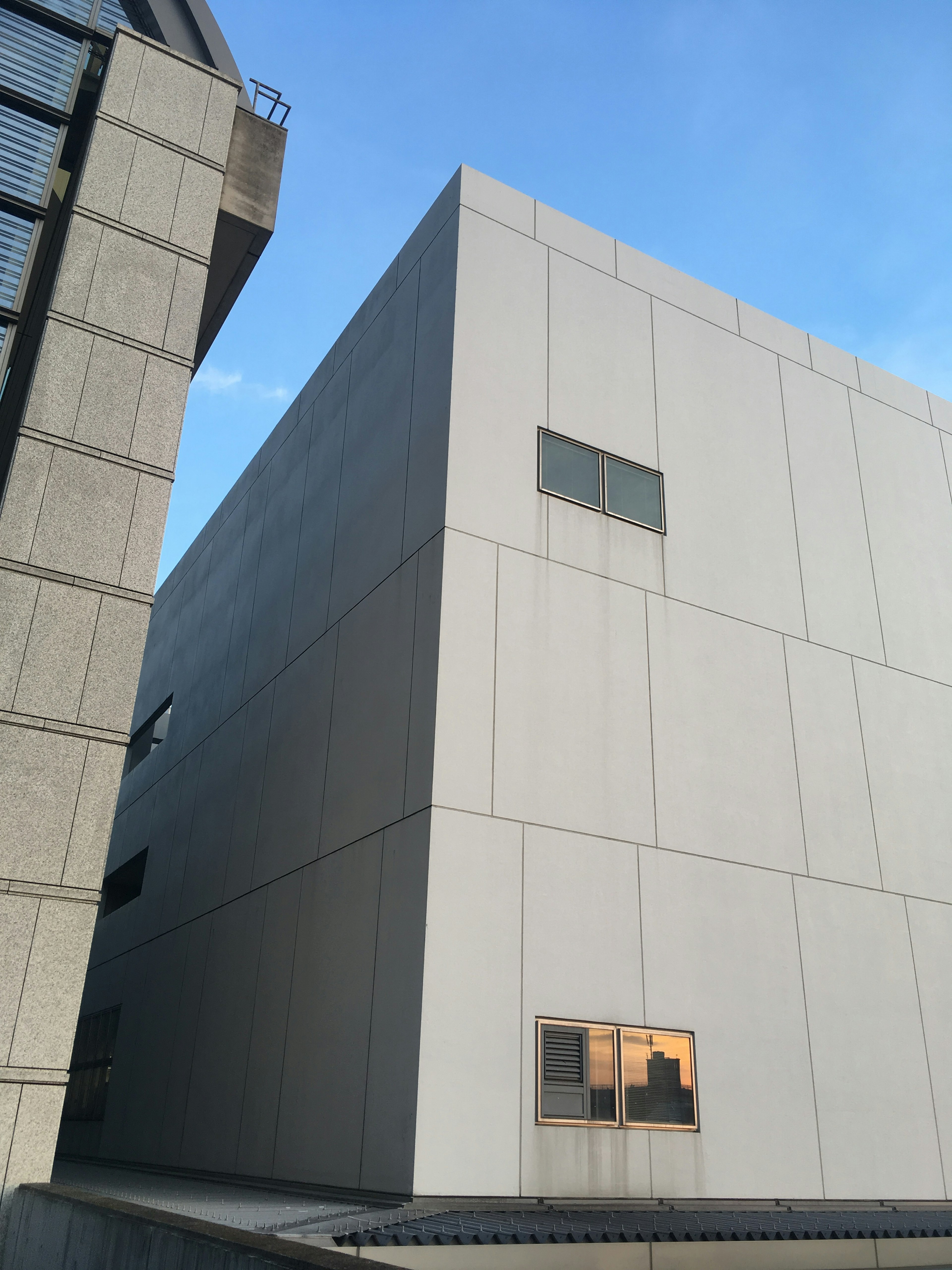 Extérieur d'un bâtiment moderne blanc avec un ciel bleu