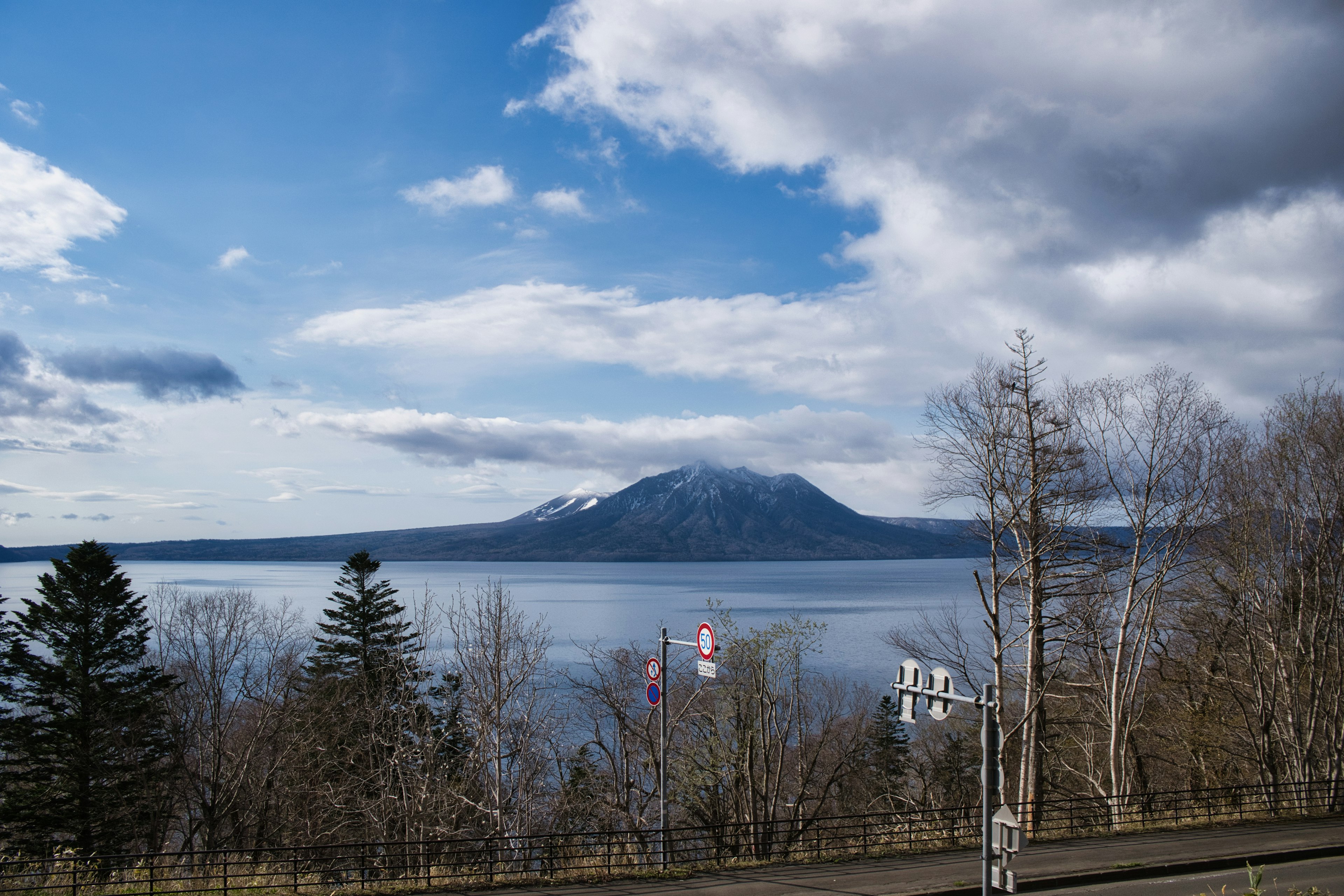 Vista panoramica di un lago e di una montagna sotto un cielo blu con nuvole