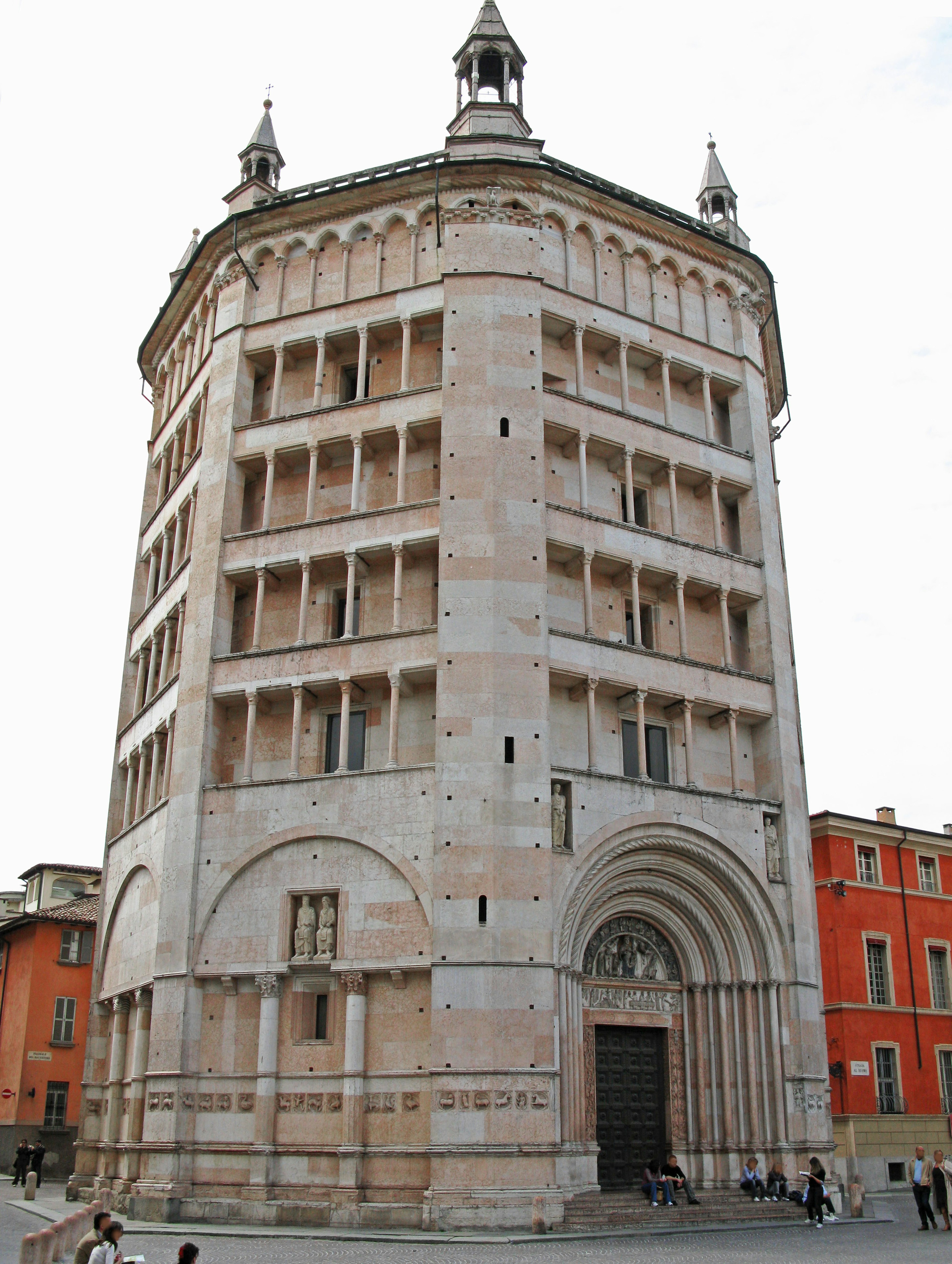 Tòa nhà hình tròn cổ điển tại Quảng trường Duomo ở Parma