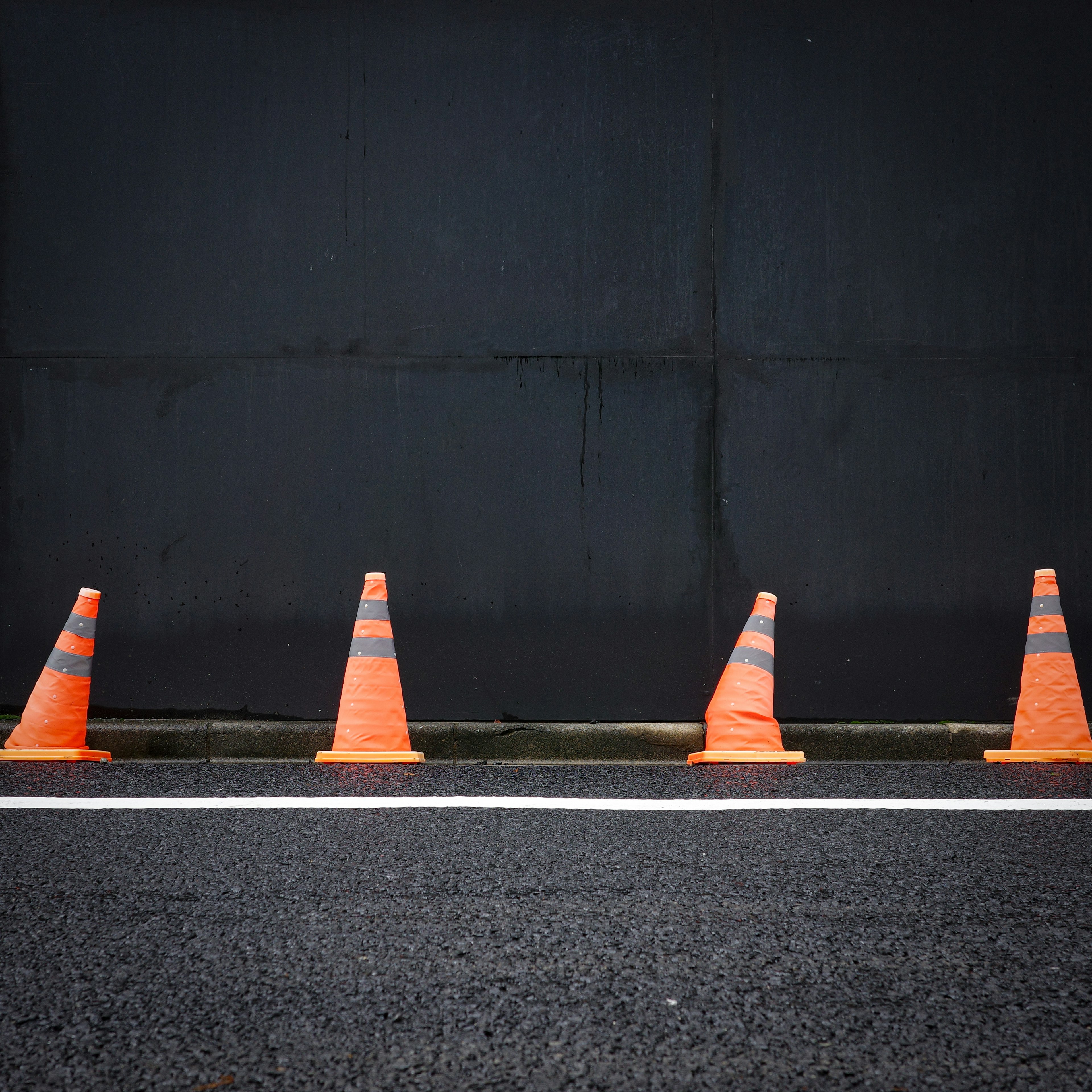 オレンジのコーンが並んでいる道路の画像