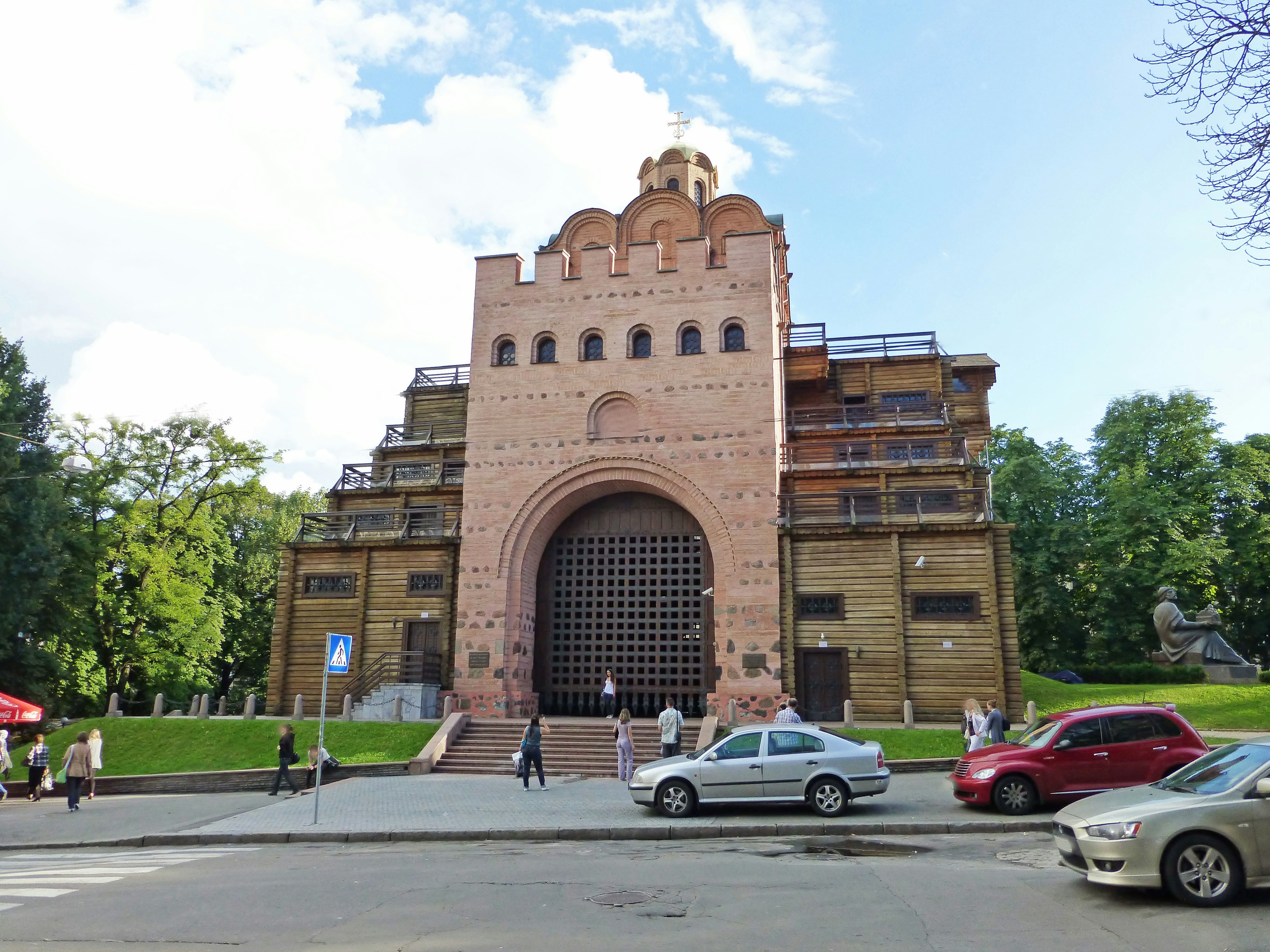 Vista esterna della storica Porta d'Oro a Kiev