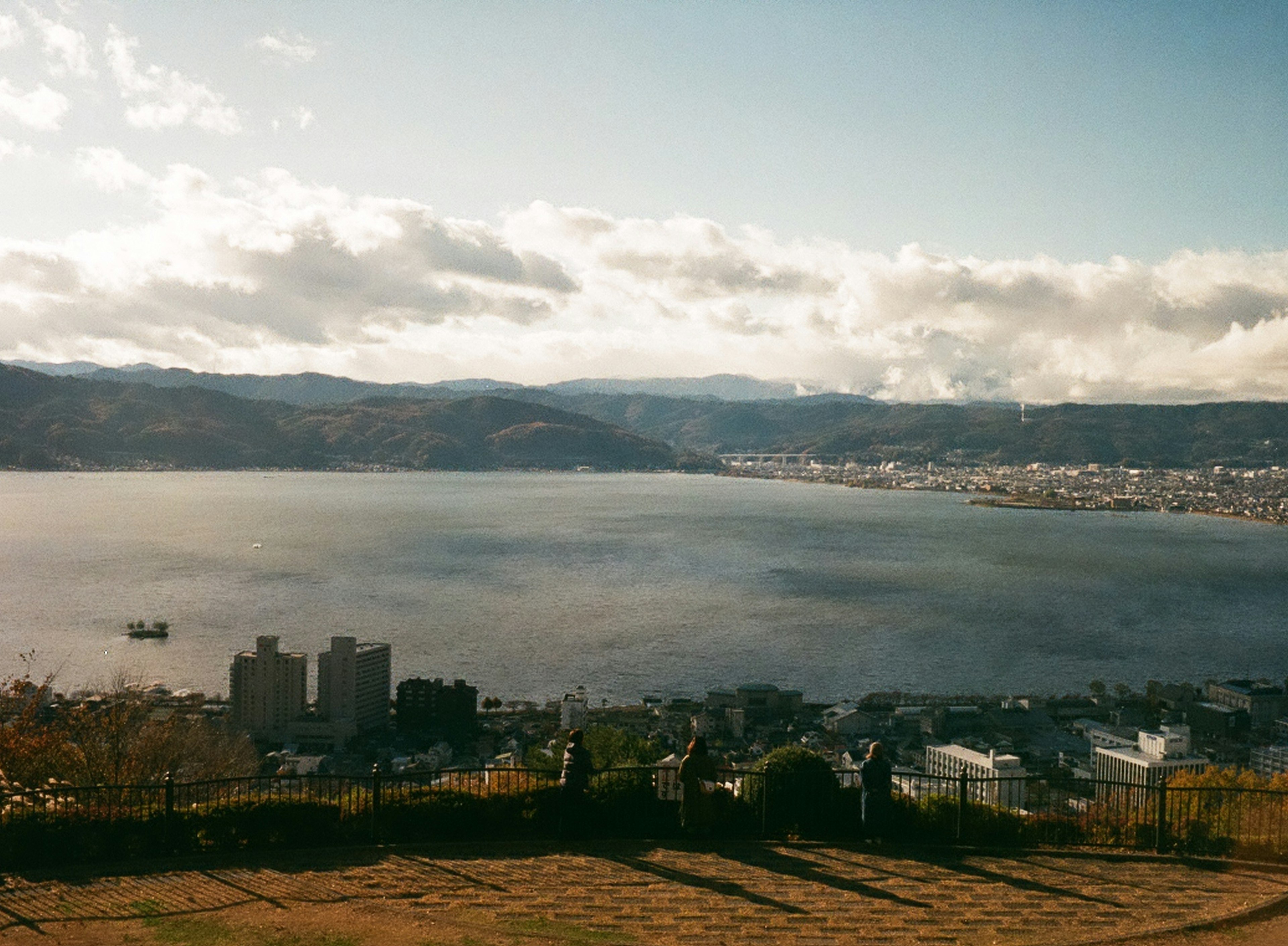 湖泊和山脉环绕的风景