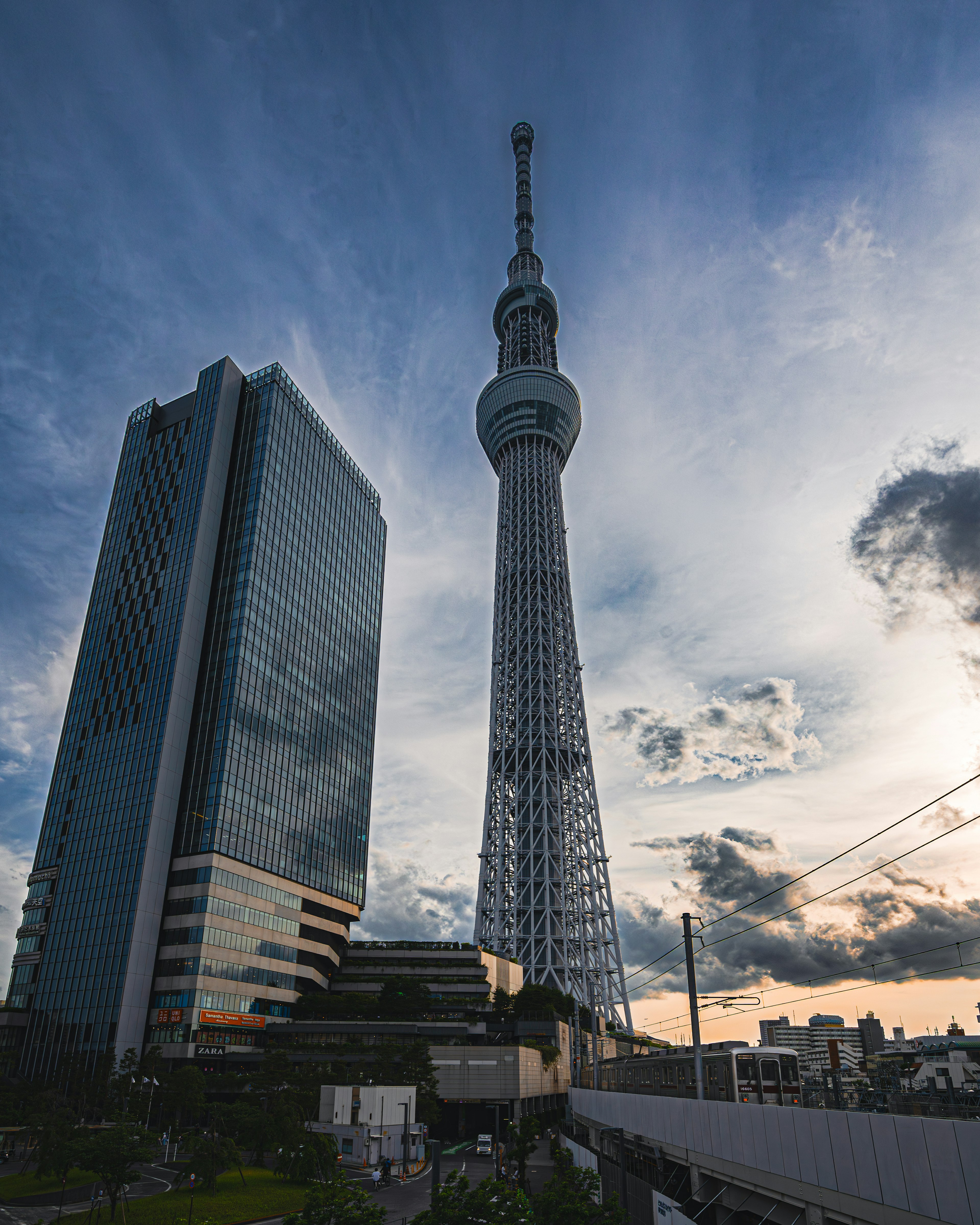 Tokyo Skytree dan gedung modern saat matahari terbenam