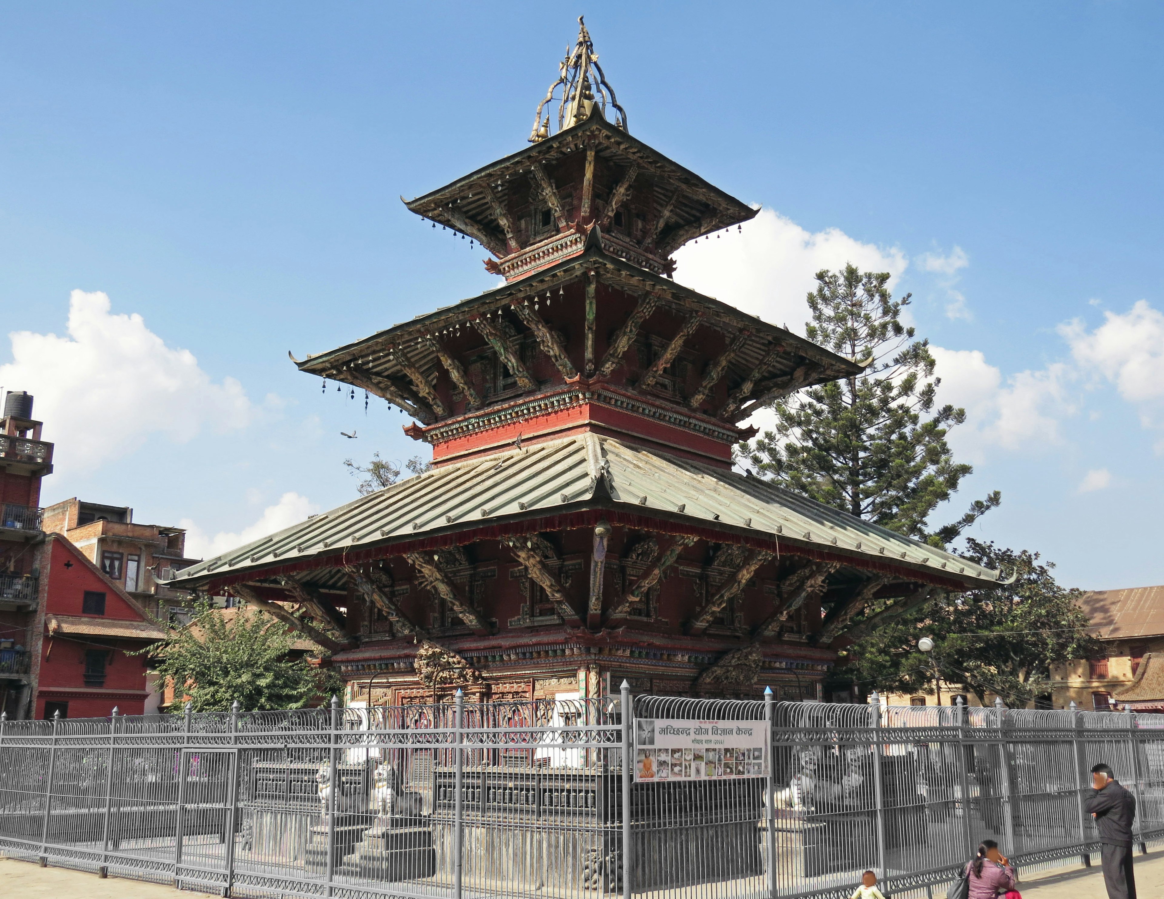 Estructura de templo tradicional de cinco niveles en Nepal rodeada de una cerca