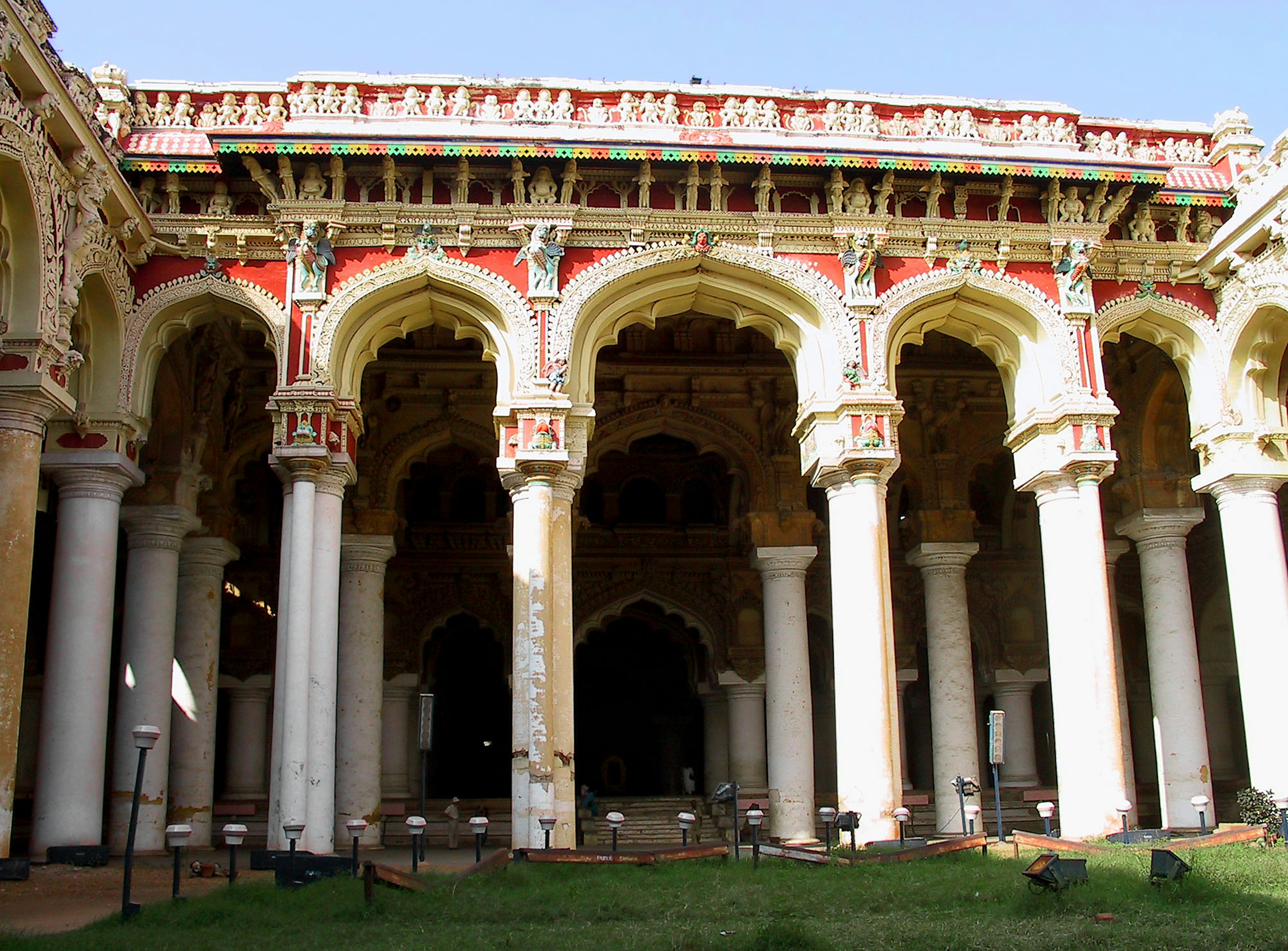 Interno di un antico palazzo indiano con belle colonne e archi