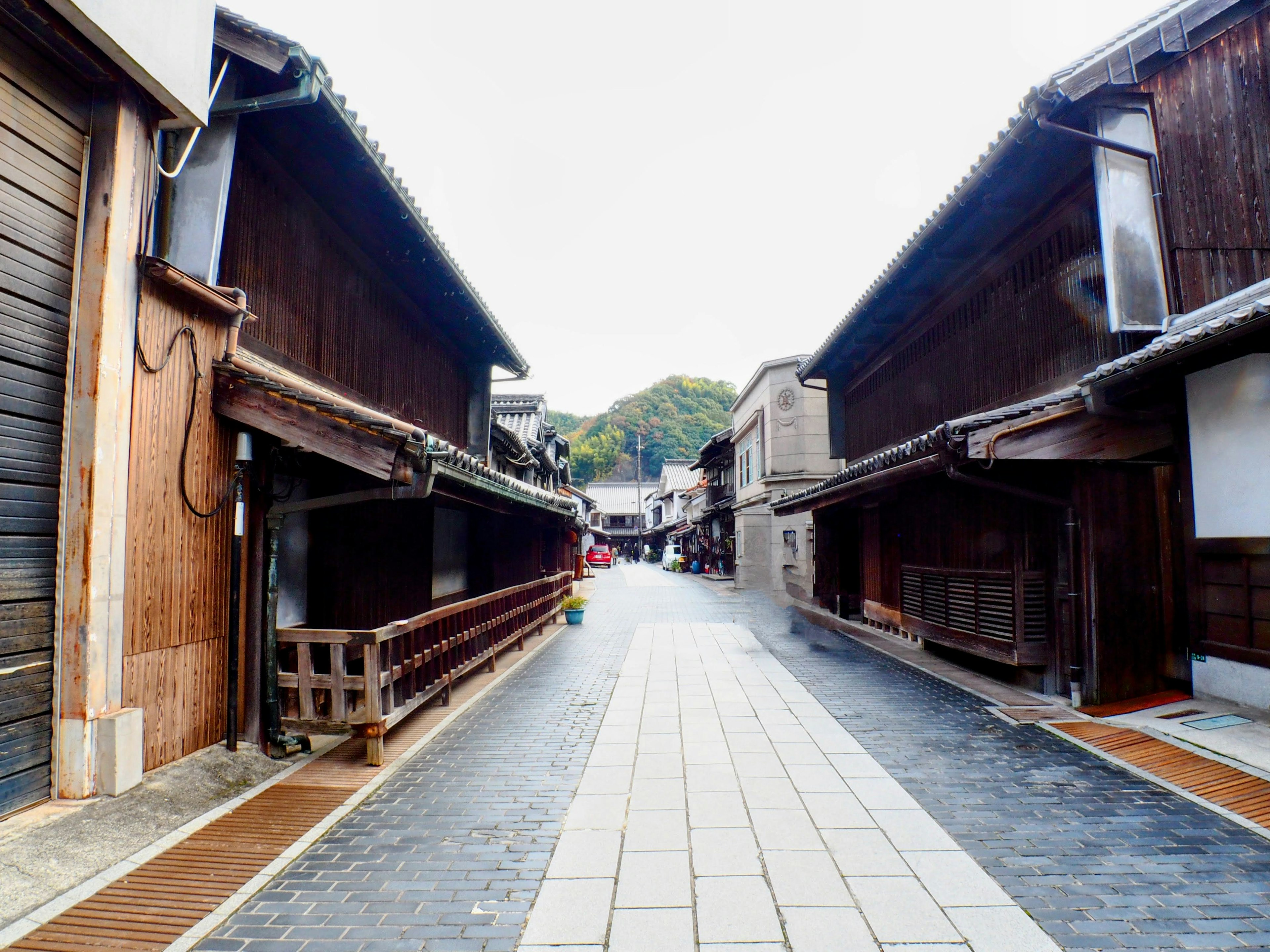 Jalan tradisional Jepang yang tenang dengan bangunan kayu dan jalan berbatu