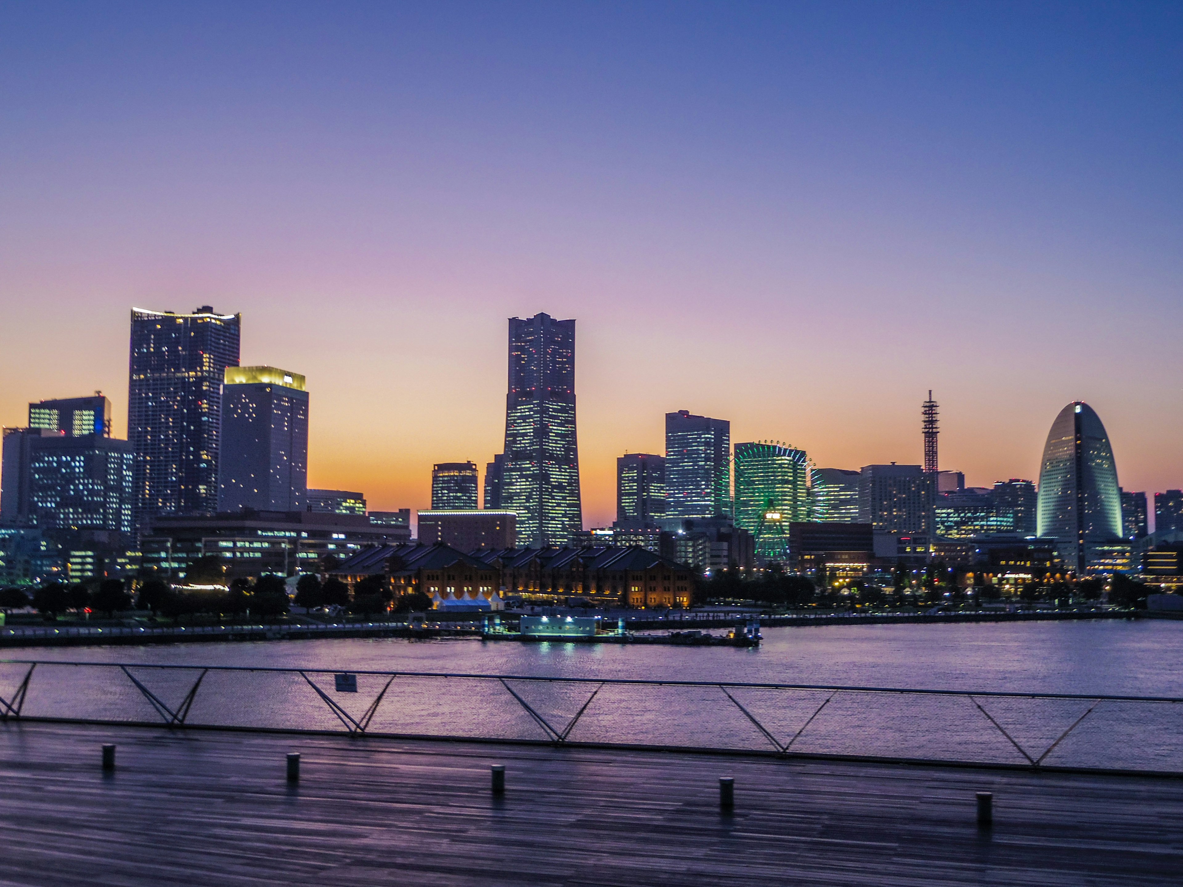 Magnifique skyline de Yokohama au coucher du soleil avec vue sur l'eau