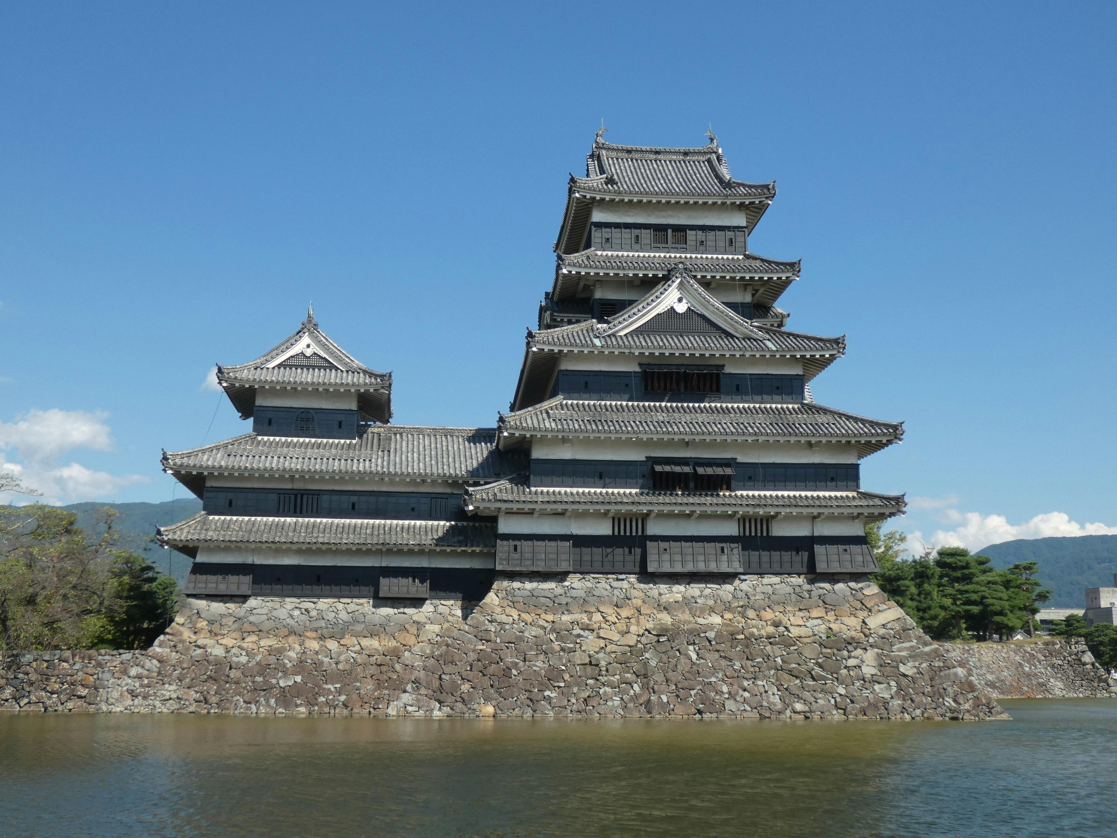 Eksterior indah Kastil Matsumoto dengan langit biru