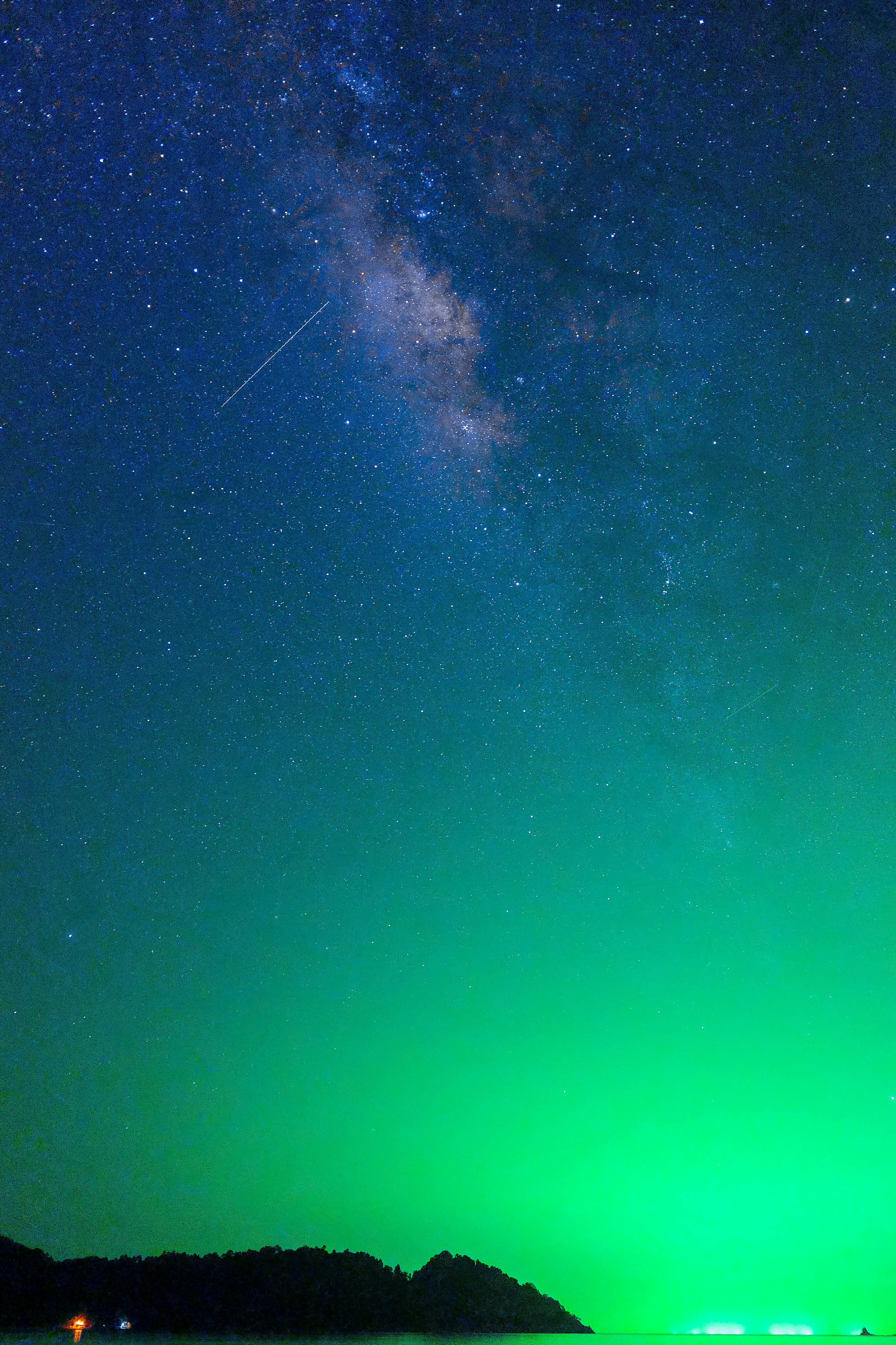 星空の下に広がる緑のオーロラと天の川