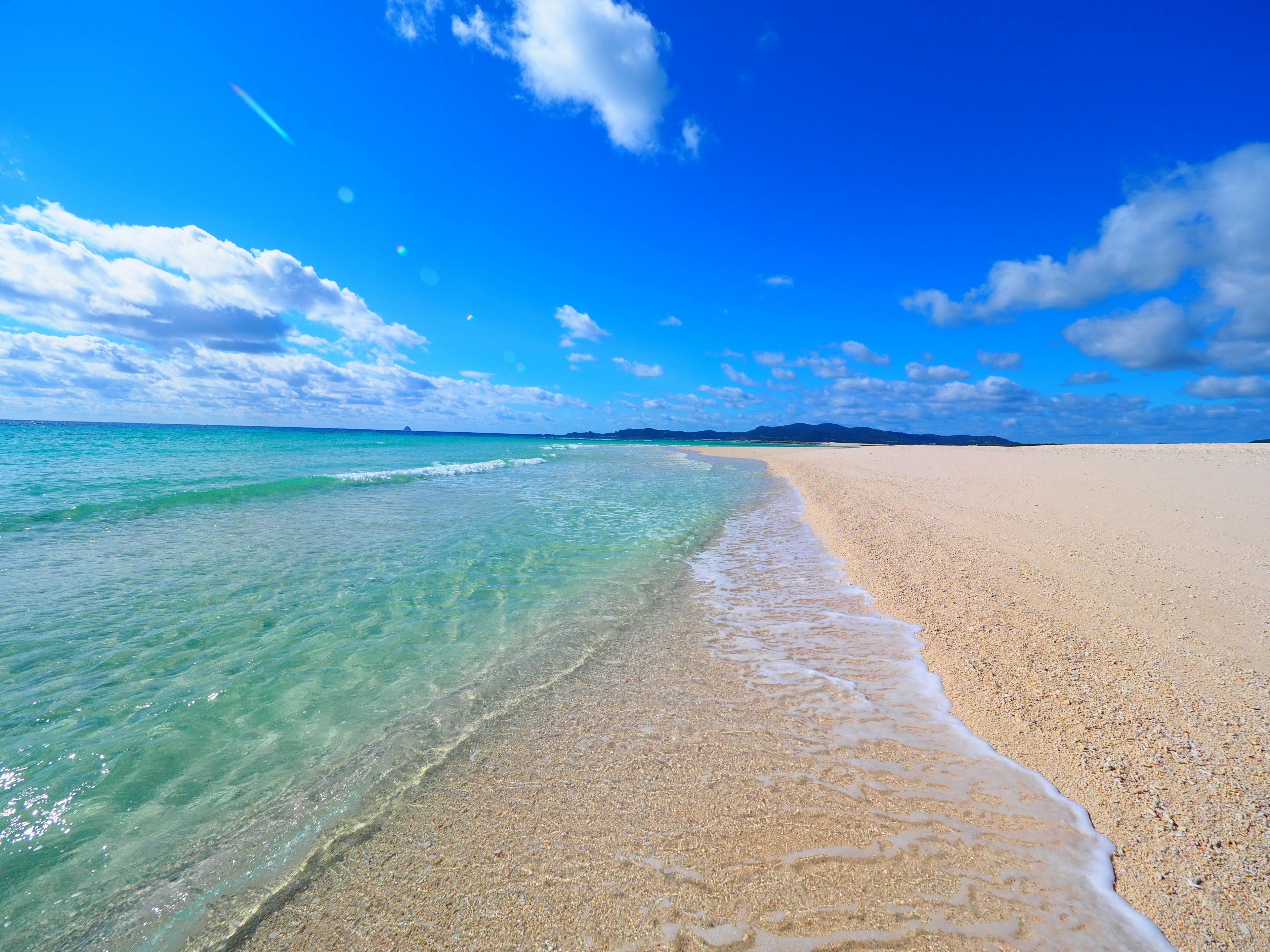 Schöne Strandlandschaft mit blauem Himmel und klarem Wasser