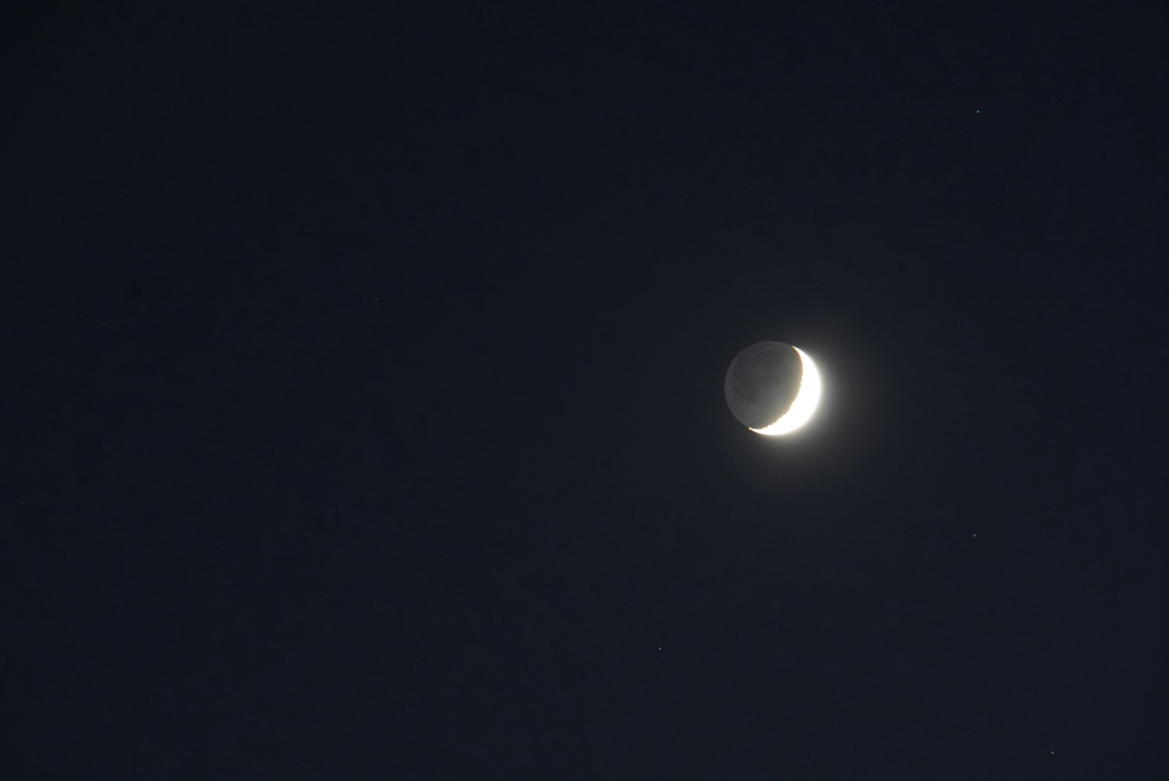 Bulan sabit yang indah di langit malam