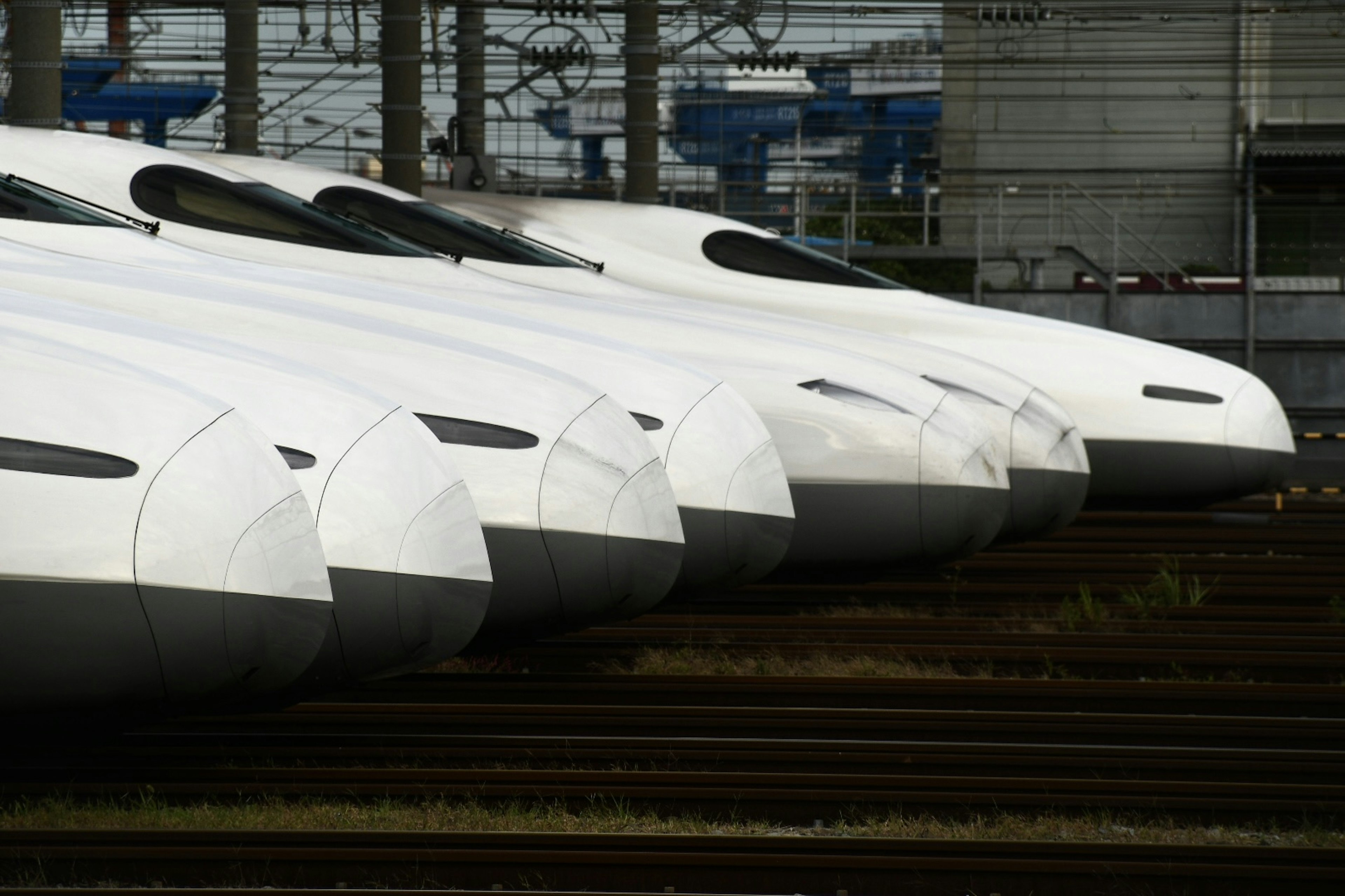 Ligne de fronts de trains Shinkansen montrant un design blanc élégant