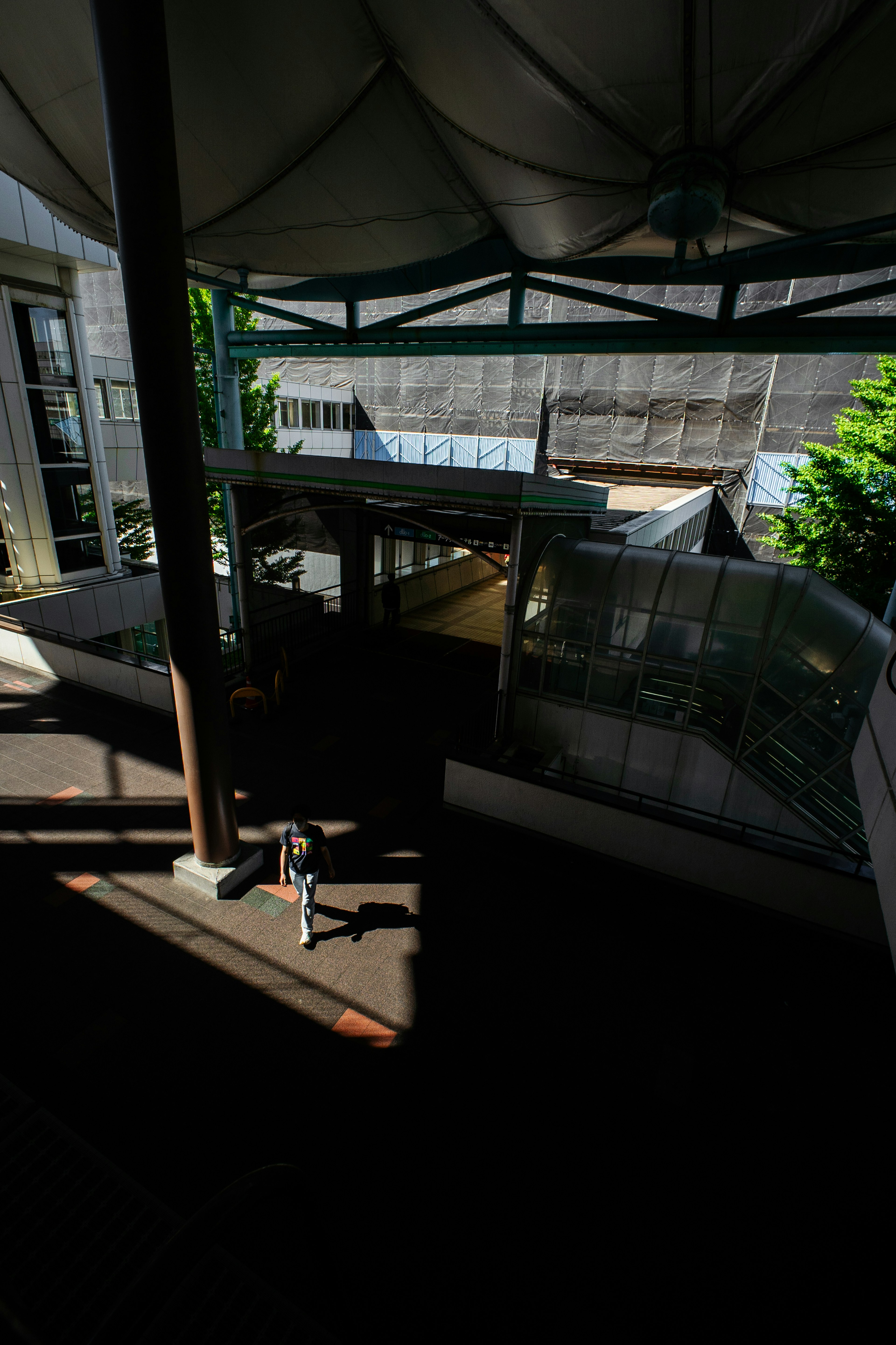 Espace extérieur mettant en valeur l'architecture moderne et la lumière naturelle