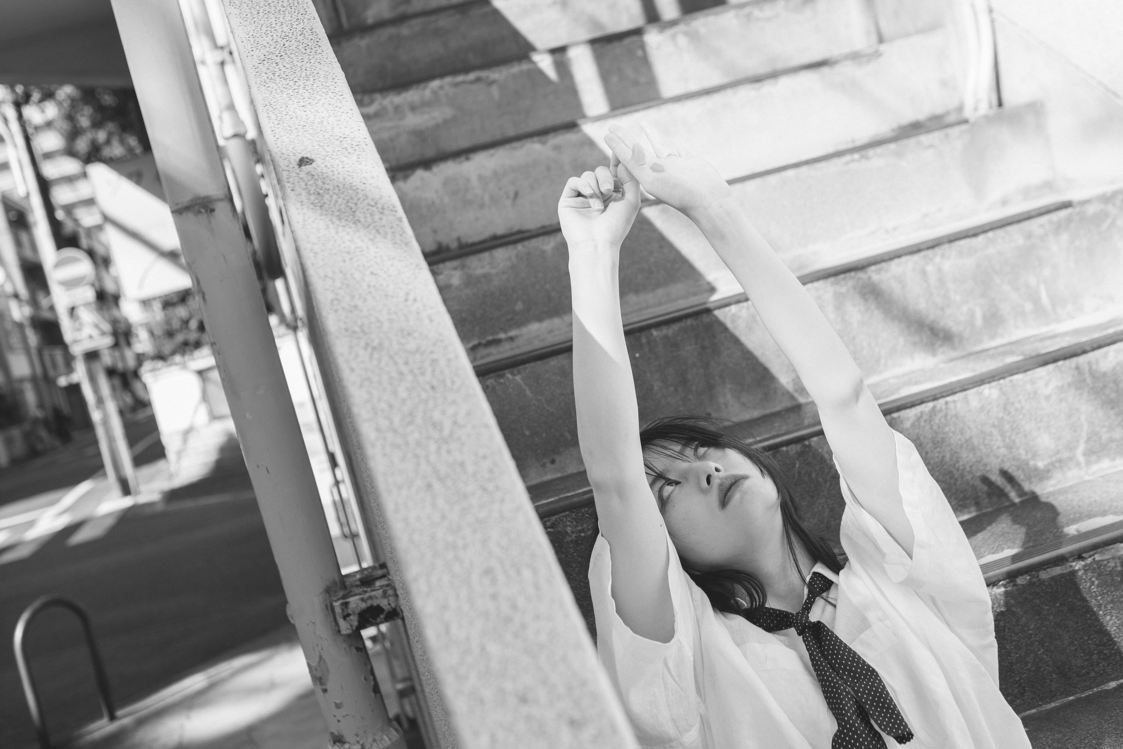 Chica posando en escaleras foto en blanco y negro con una bufanda