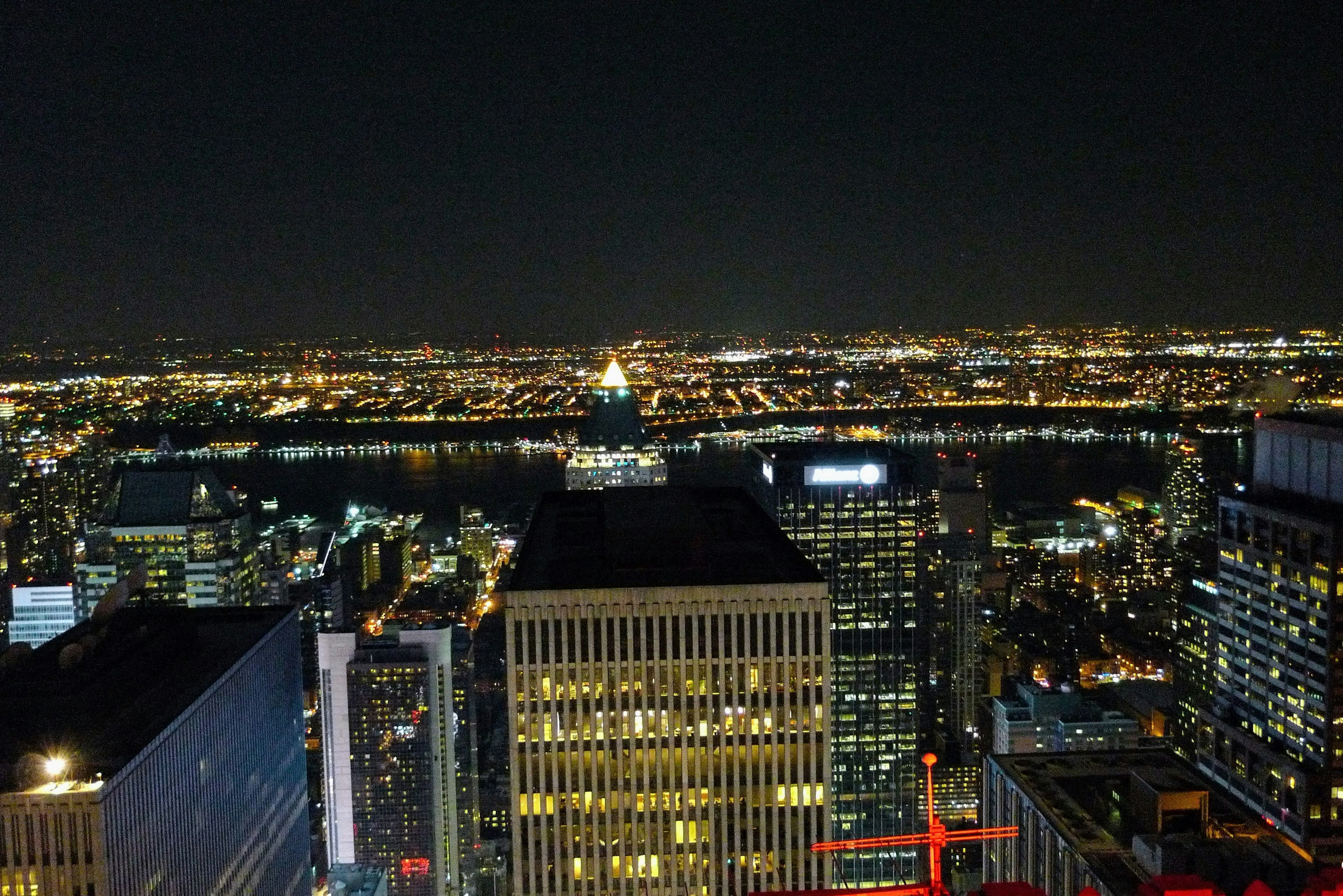 Nachtansicht der Skyline von New York mit beleuchteten Wolkenkratzern